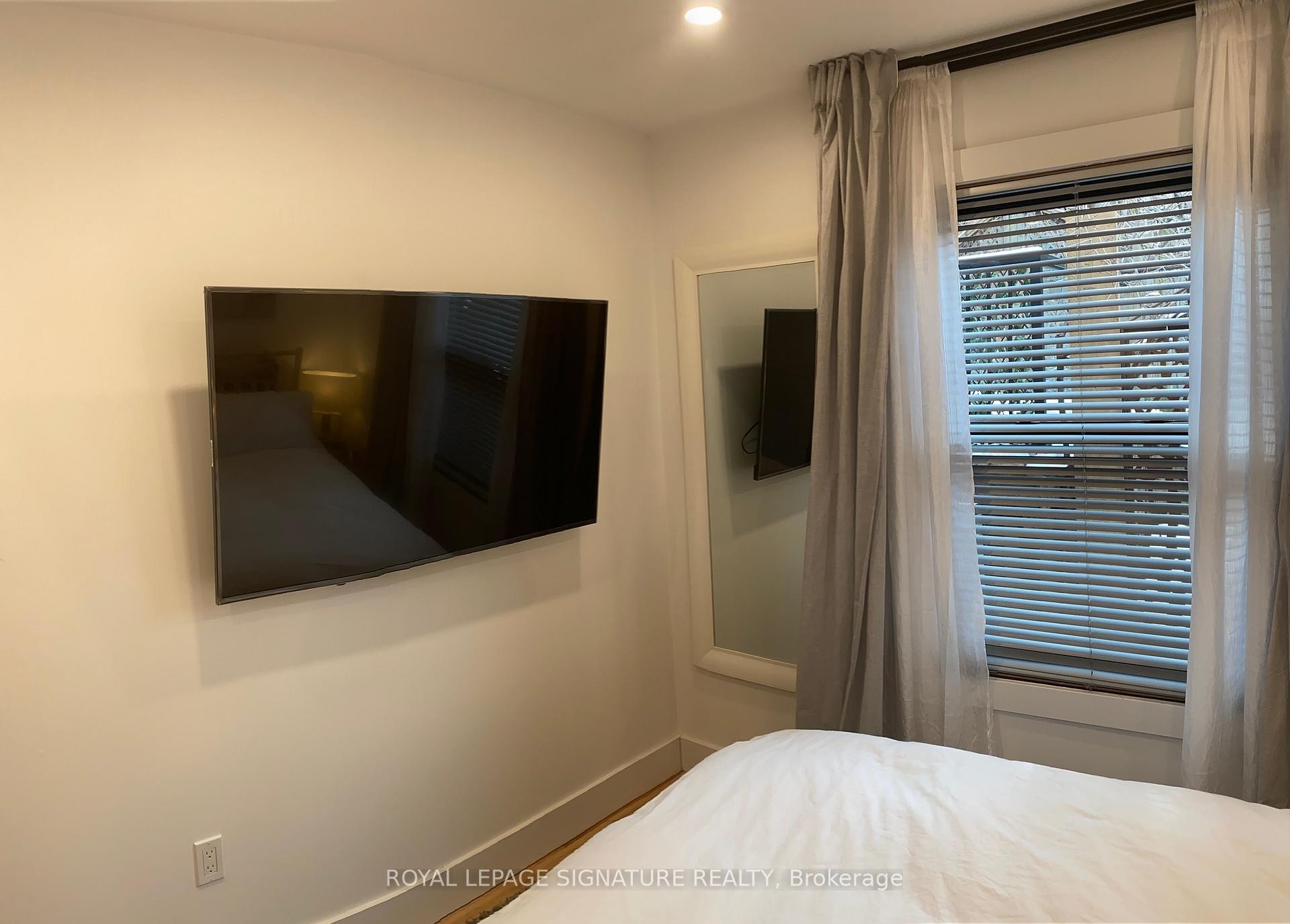109 Charlton Avenue N, Hamilton, ON - Indoor Photo Showing Bedroom