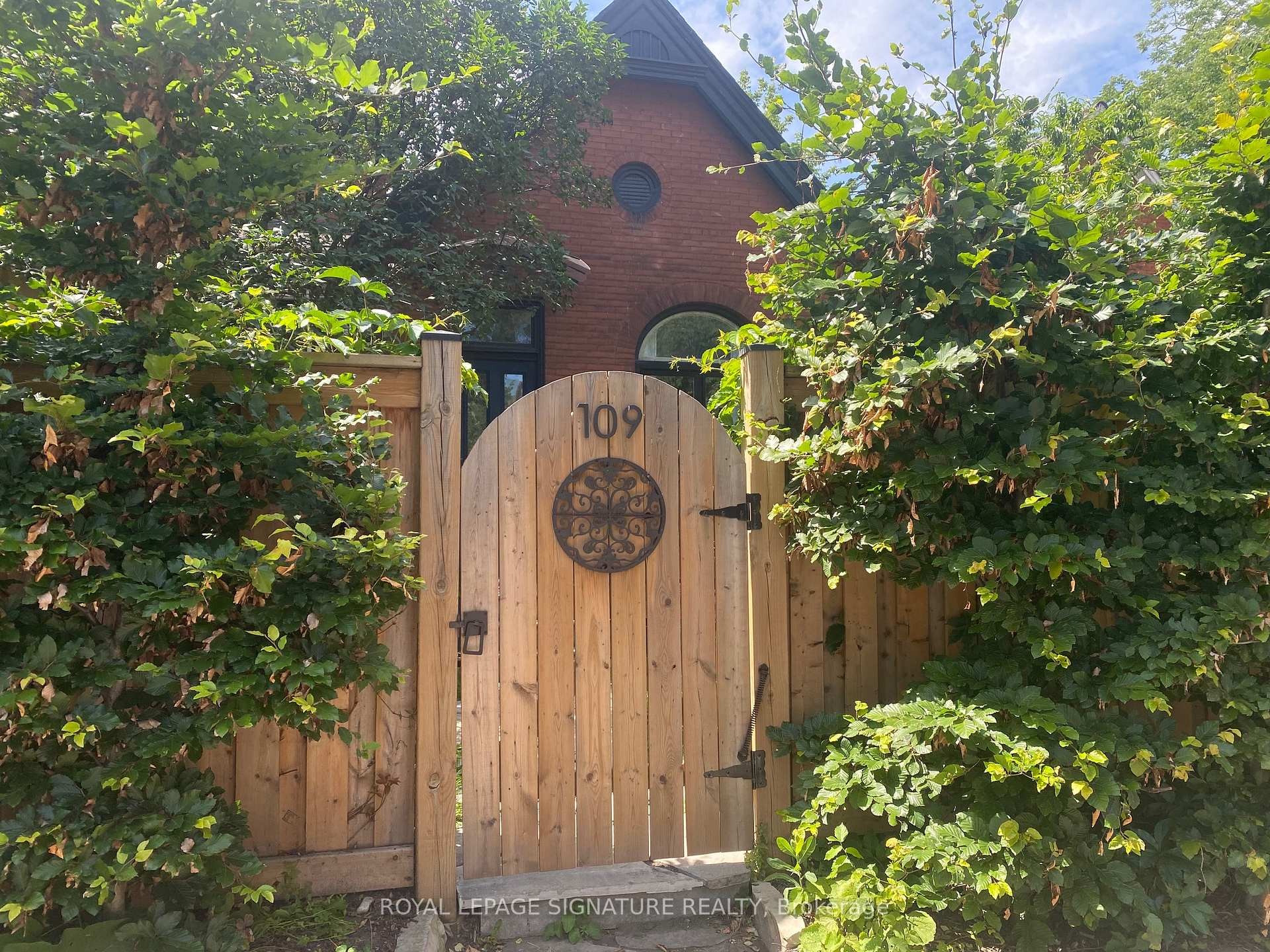 109 Charlton Avenue N, Hamilton, ON - Outdoor