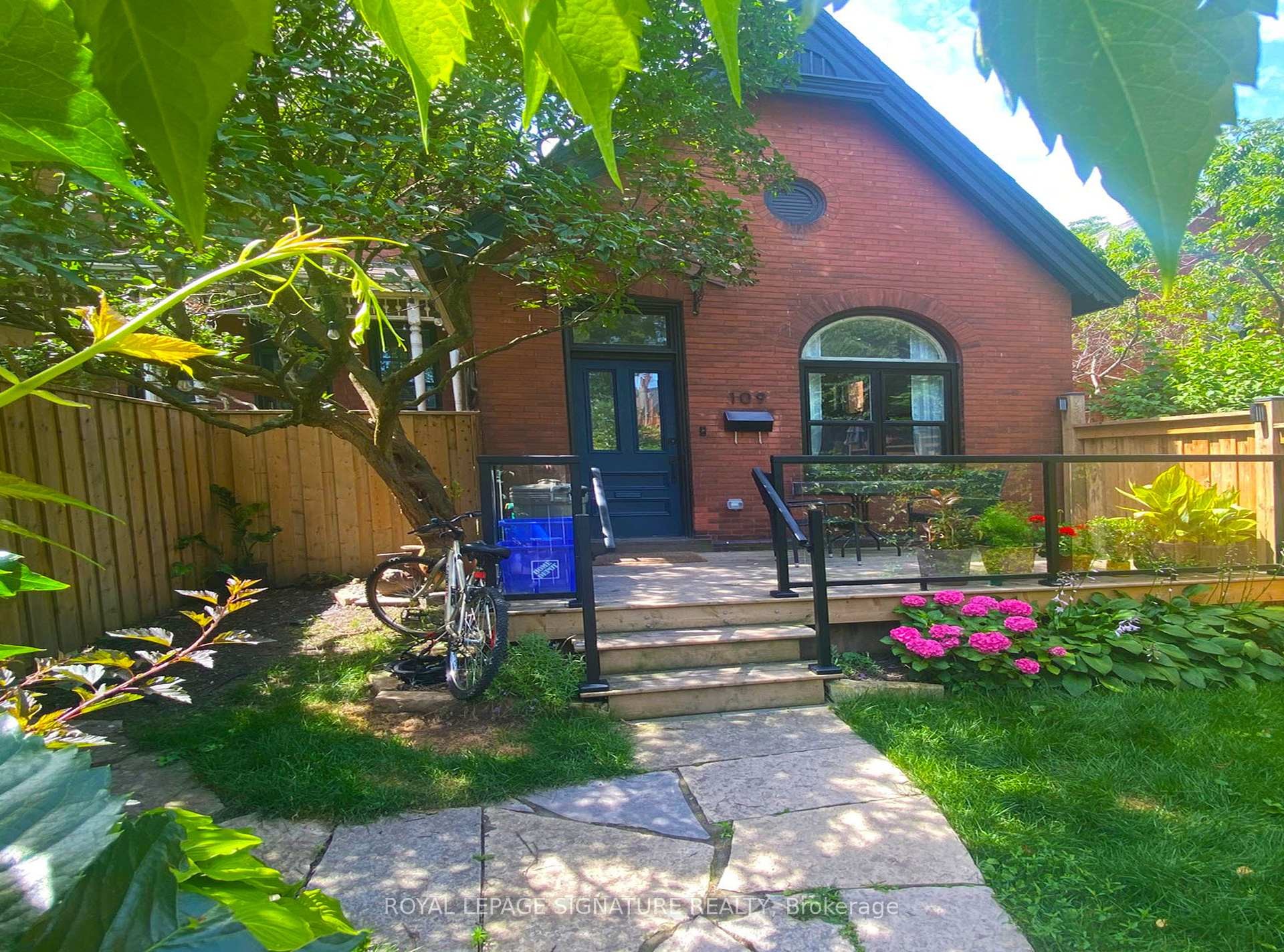 109 Charlton Avenue N, Hamilton, ON - Outdoor