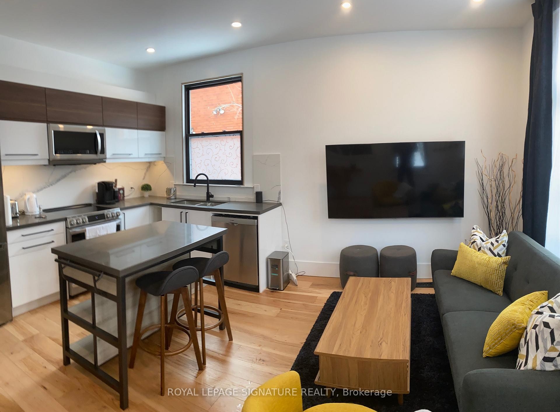 109 Charlton Avenue N, Hamilton, ON - Indoor