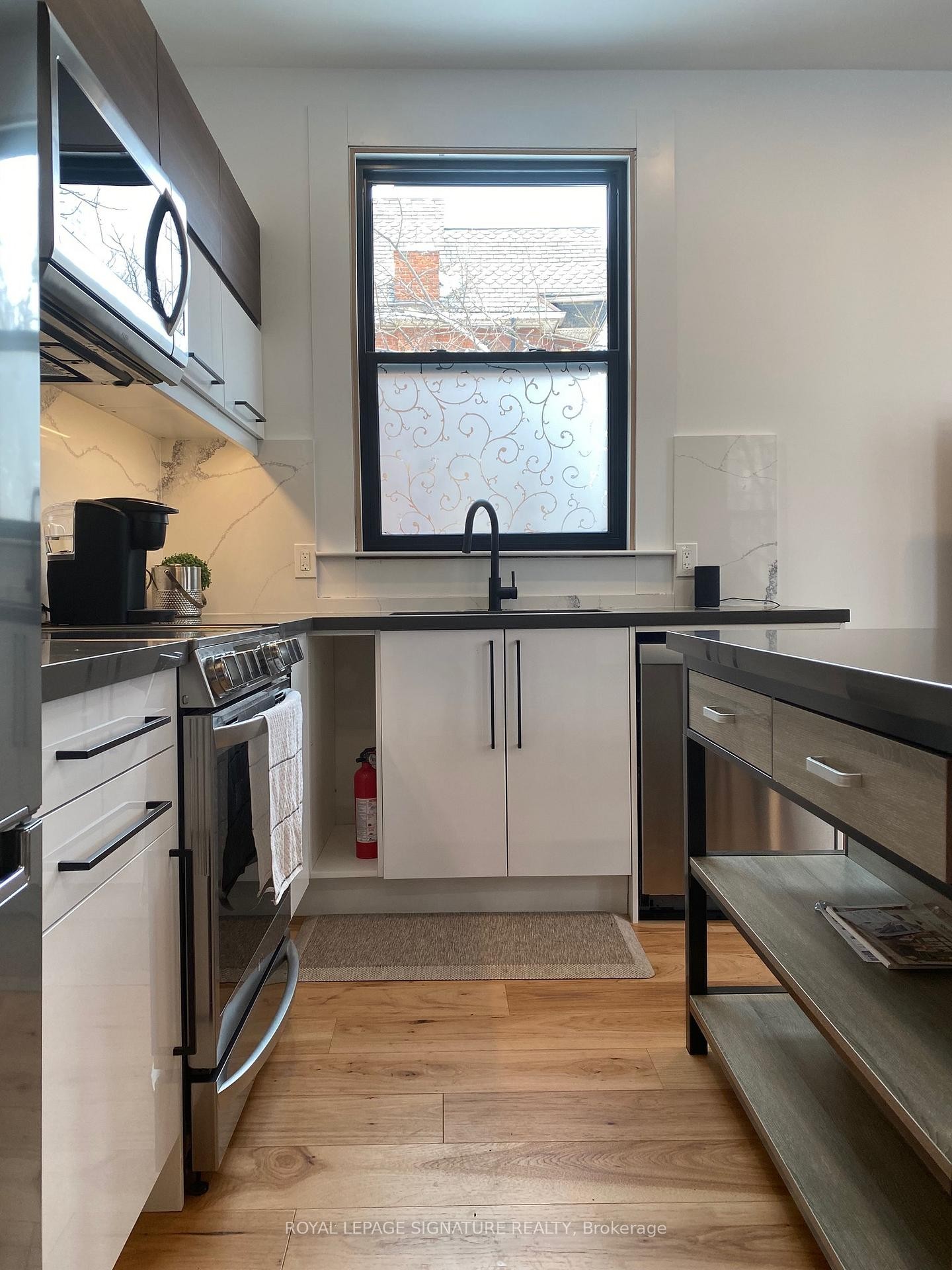 109 Charlton Avenue N, Hamilton, ON - Indoor Photo Showing Kitchen