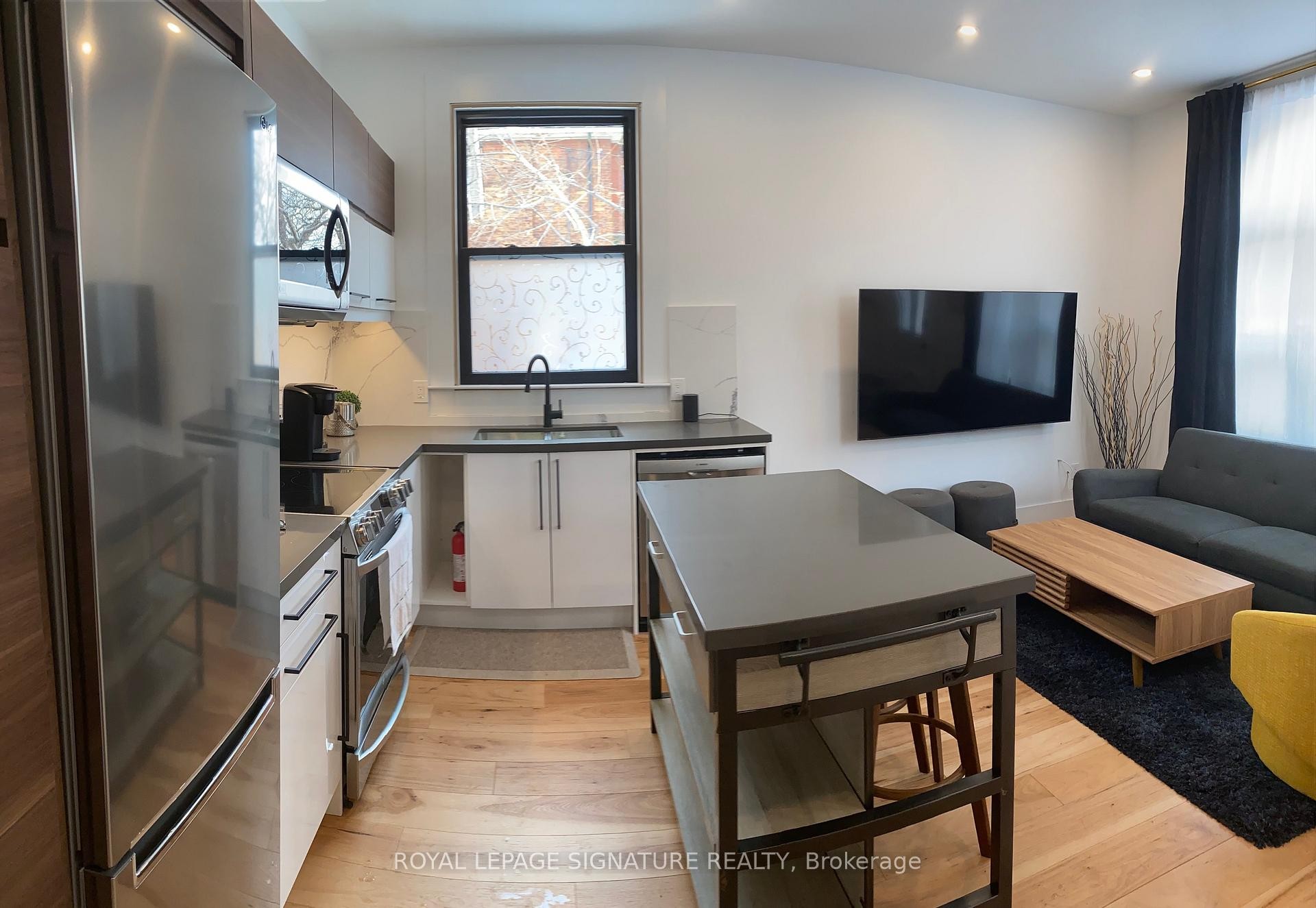 109 Charlton Avenue N, Hamilton, ON - Indoor