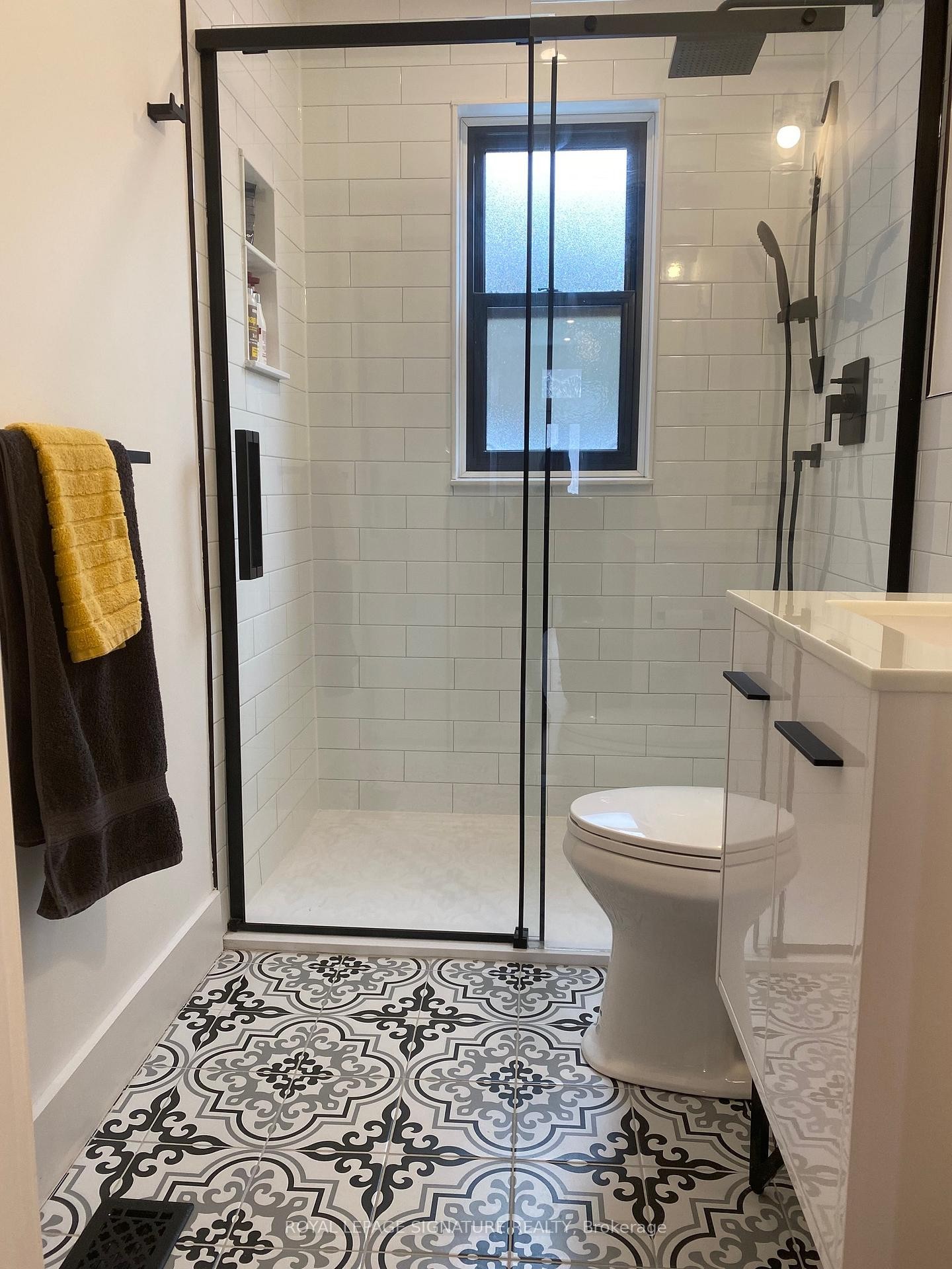 109 Charlton Avenue N, Hamilton, ON - Indoor Photo Showing Bathroom