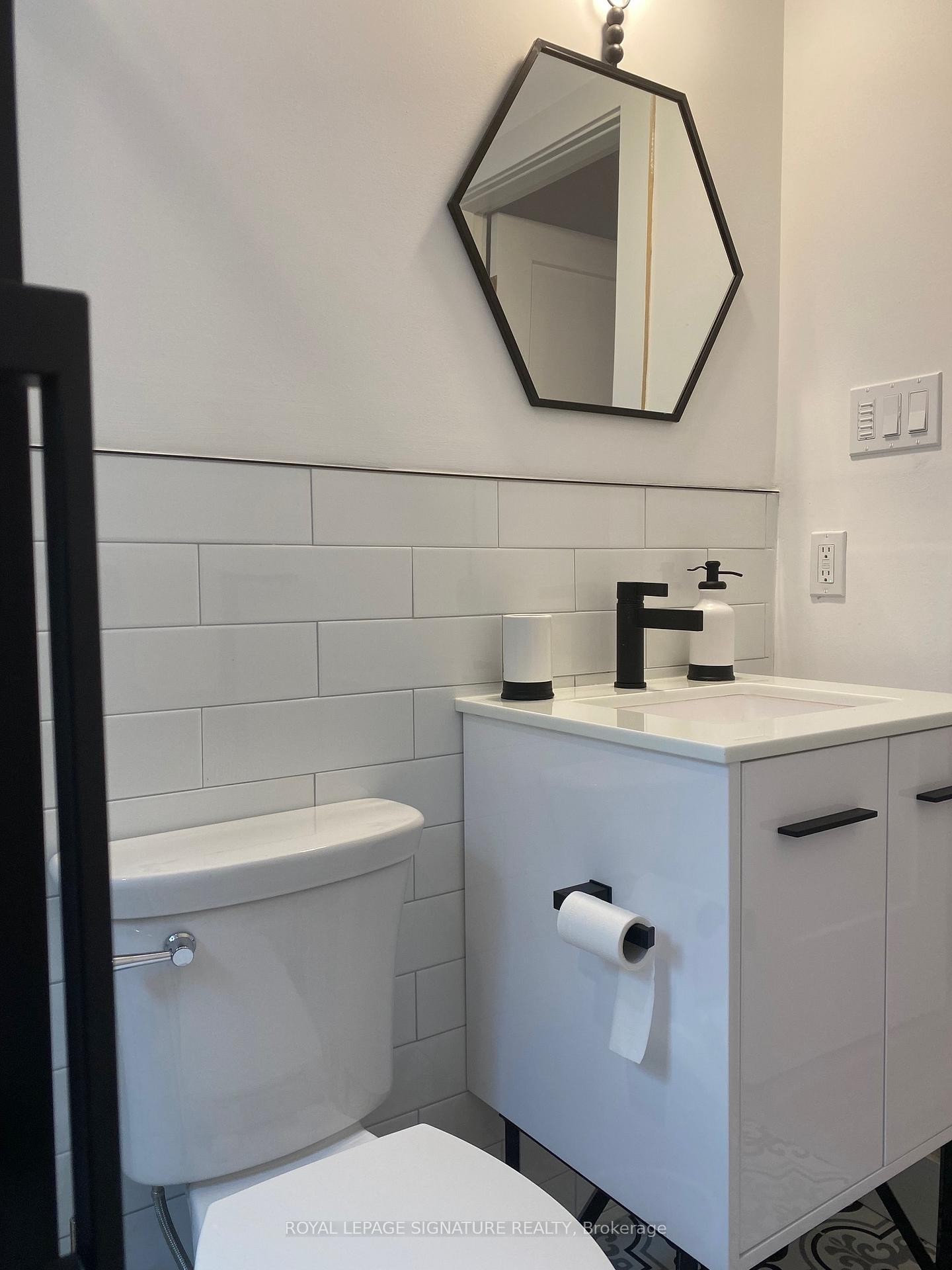 109 Charlton Avenue N, Hamilton, ON - Indoor Photo Showing Bathroom