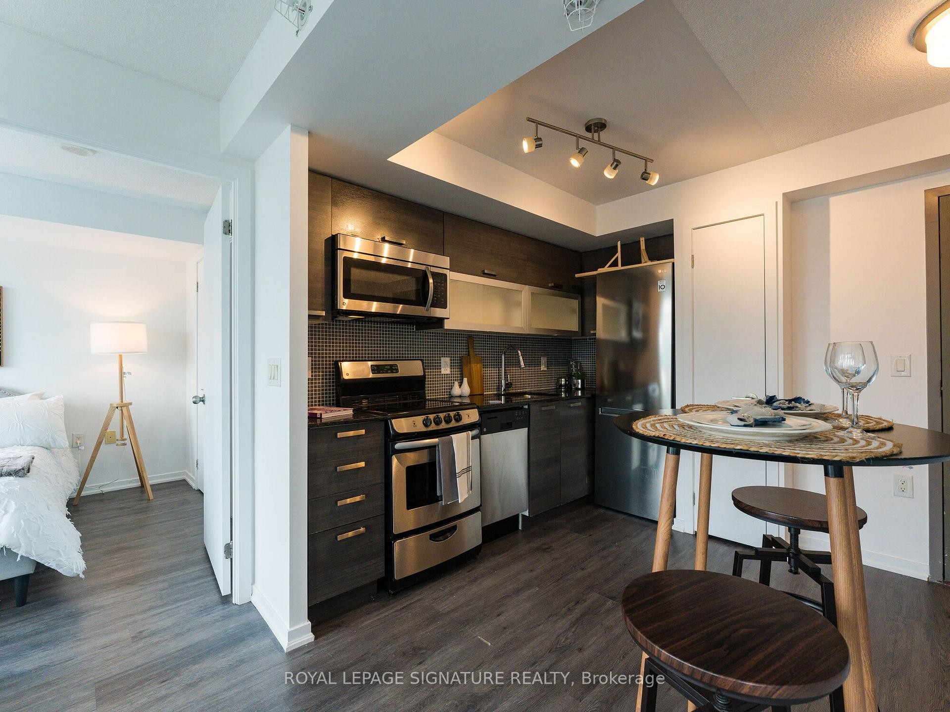 Lph05E-36 Lisgar Street, Toronto, ON - Indoor Photo Showing Kitchen