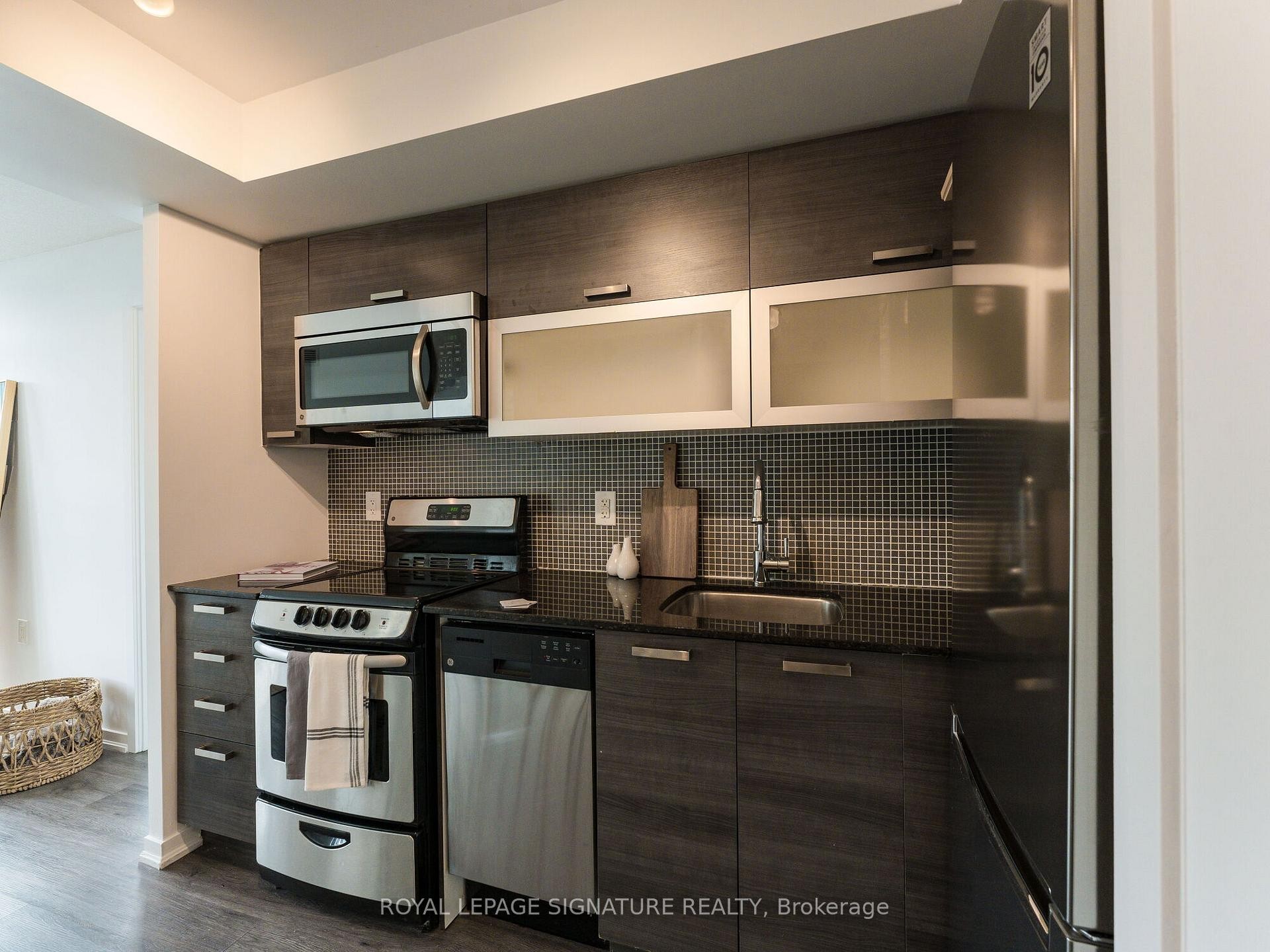 Lph05E-36 Lisgar Street, Toronto, ON - Indoor Photo Showing Kitchen