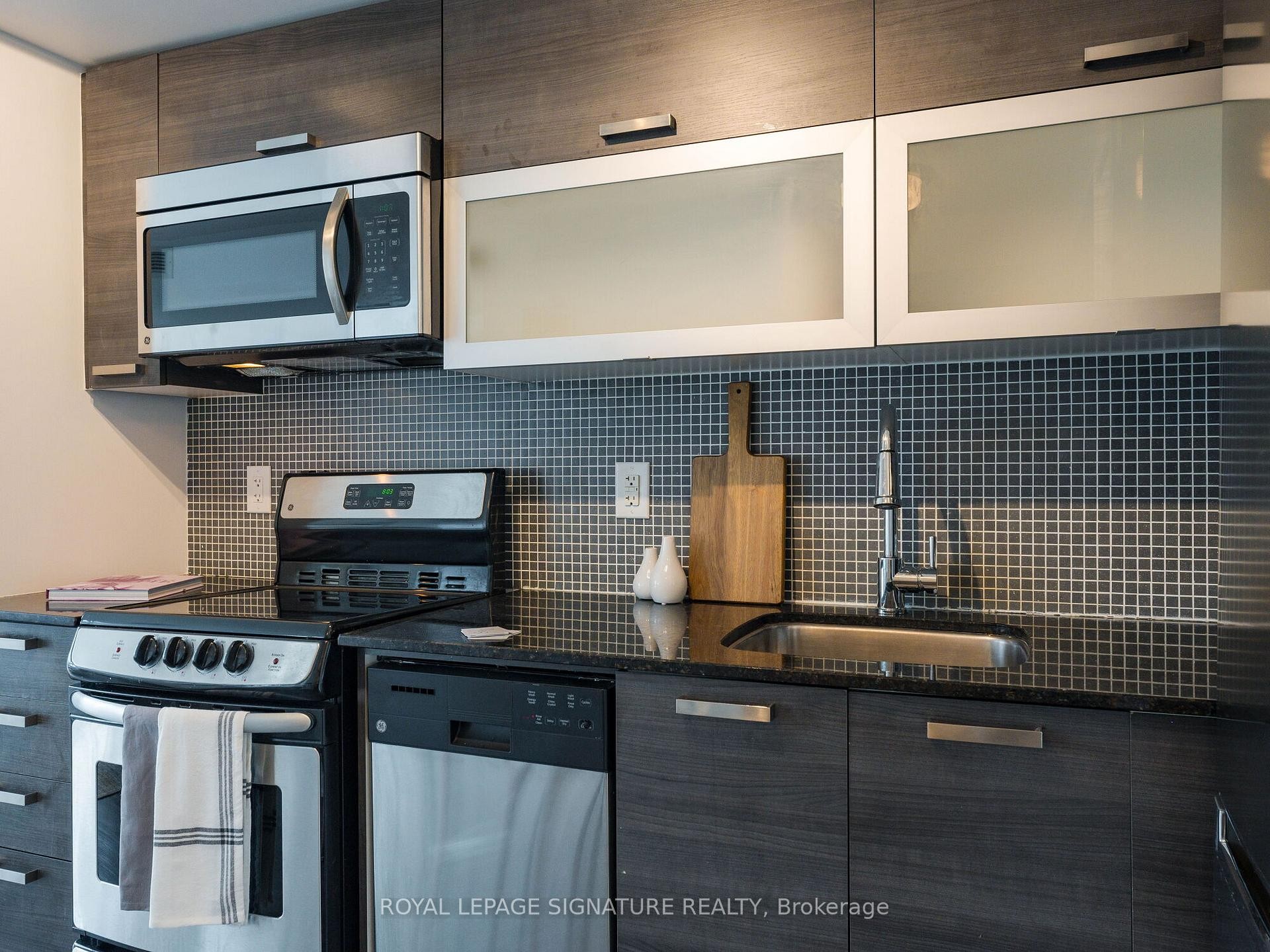 Lph05E-36 Lisgar Street, Toronto, ON - Indoor Photo Showing Kitchen