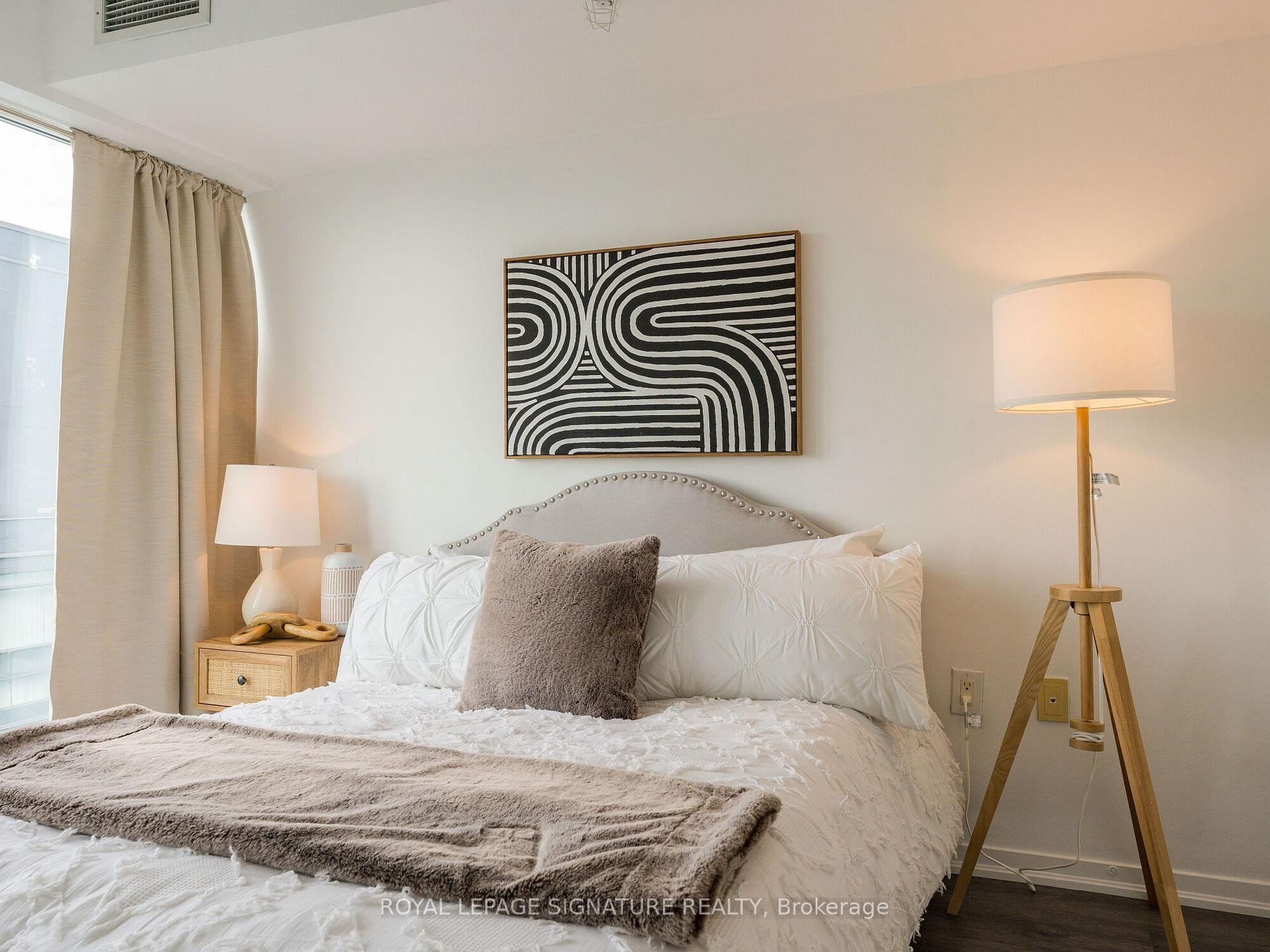 Lph05E-36 Lisgar Street, Toronto, ON - Indoor Photo Showing Bedroom