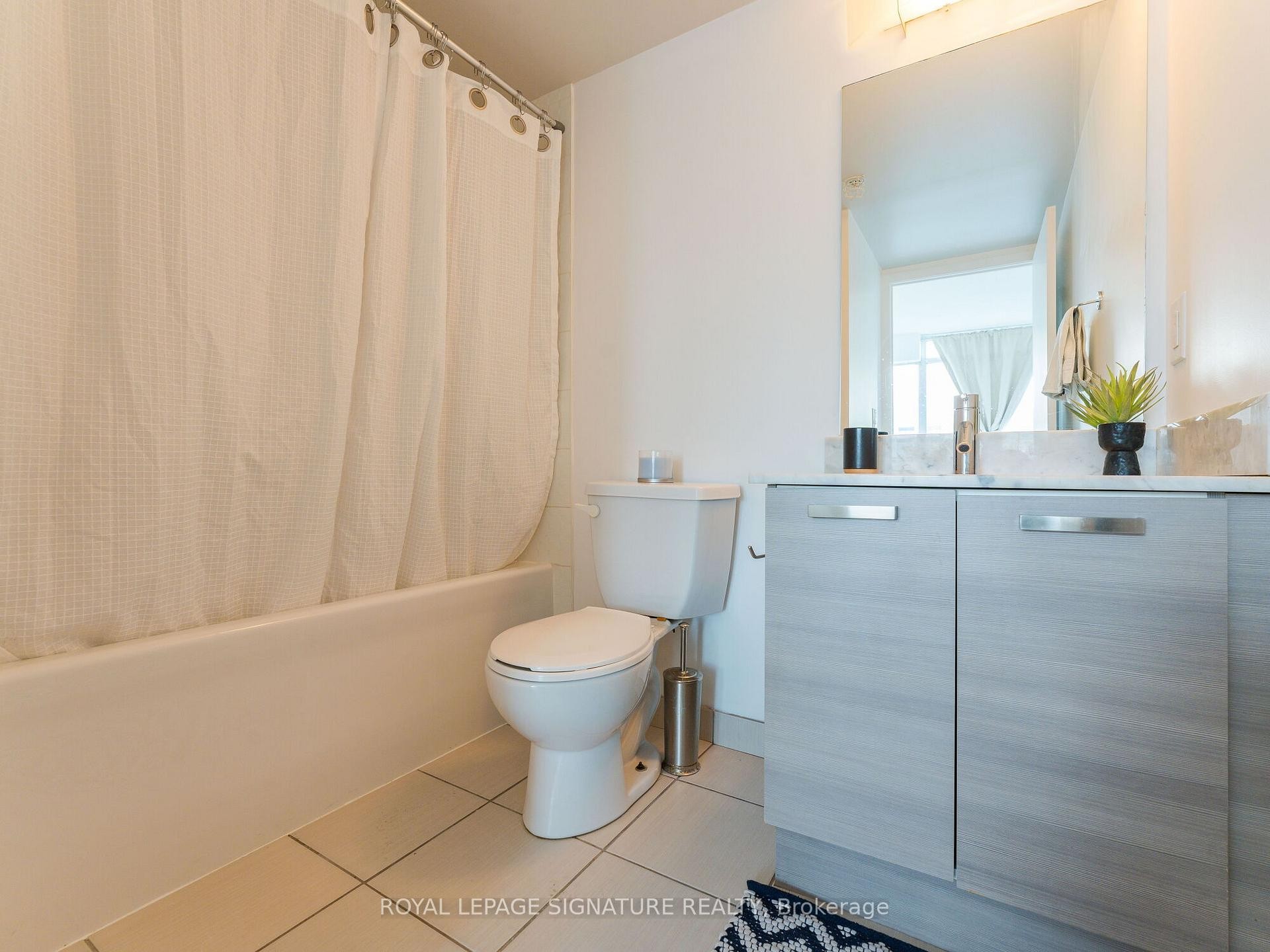 Lph05E-36 Lisgar Street, Toronto, ON - Indoor Photo Showing Bathroom