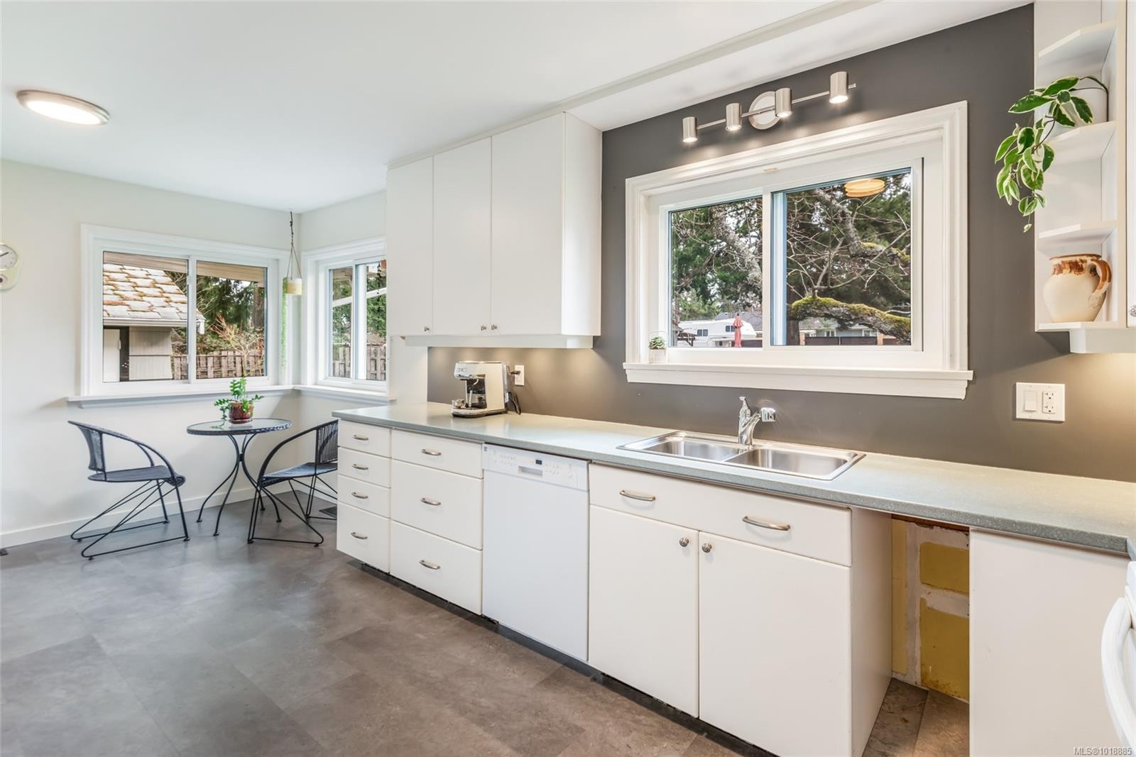 380 Hirst Ave West, Parksville, BC