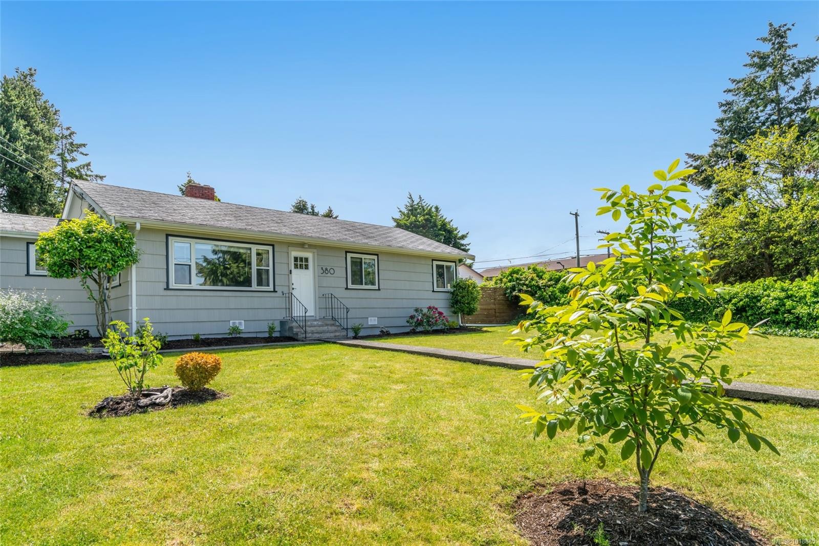 380 Hirst Ave West, Parksville, BC