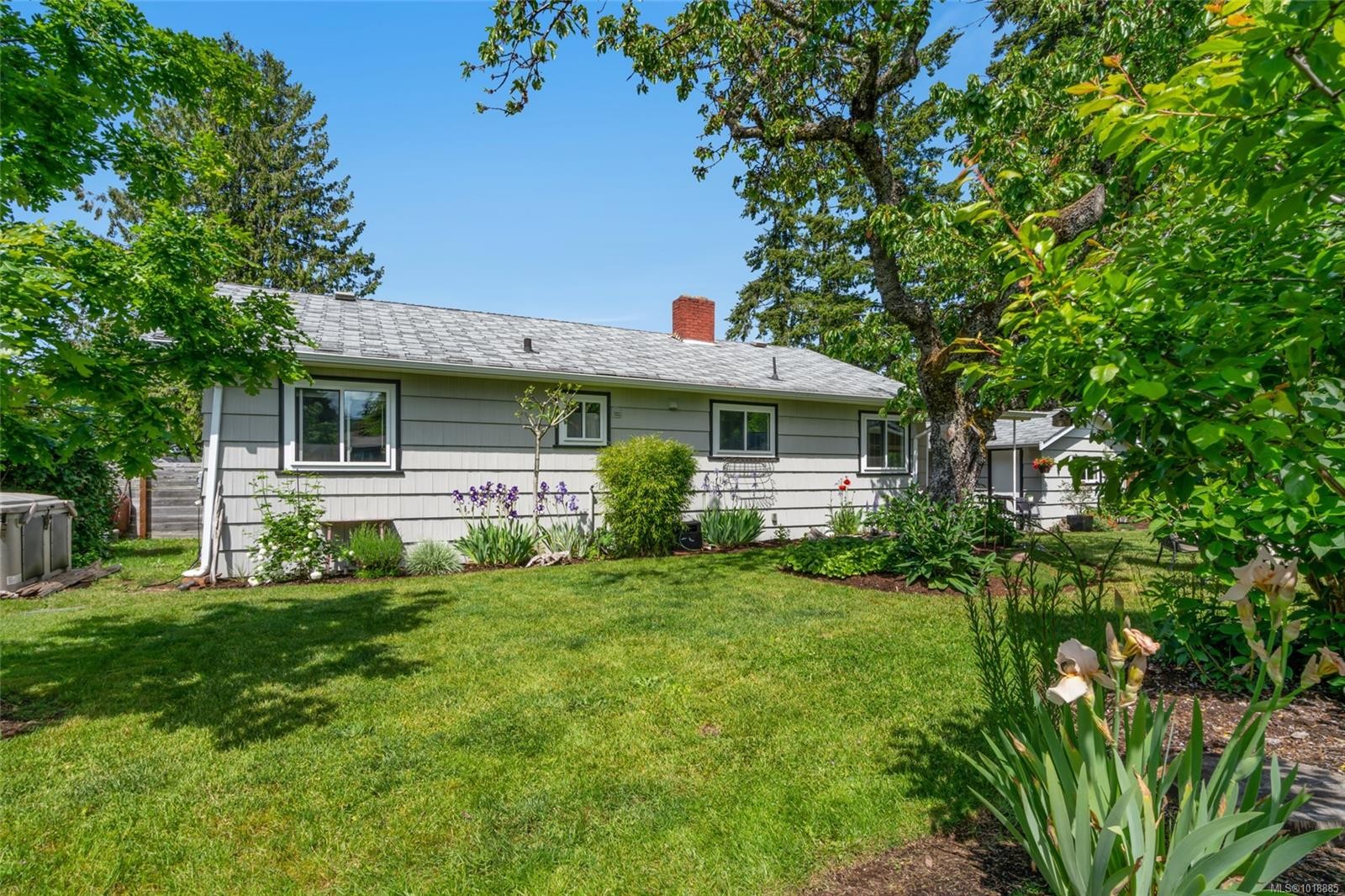 380 Hirst Ave West, Parksville, BC