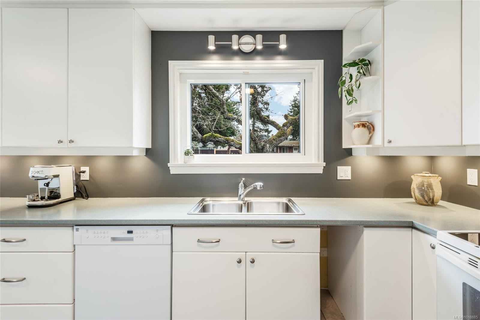 380 Hirst Ave West, Parksville, BC