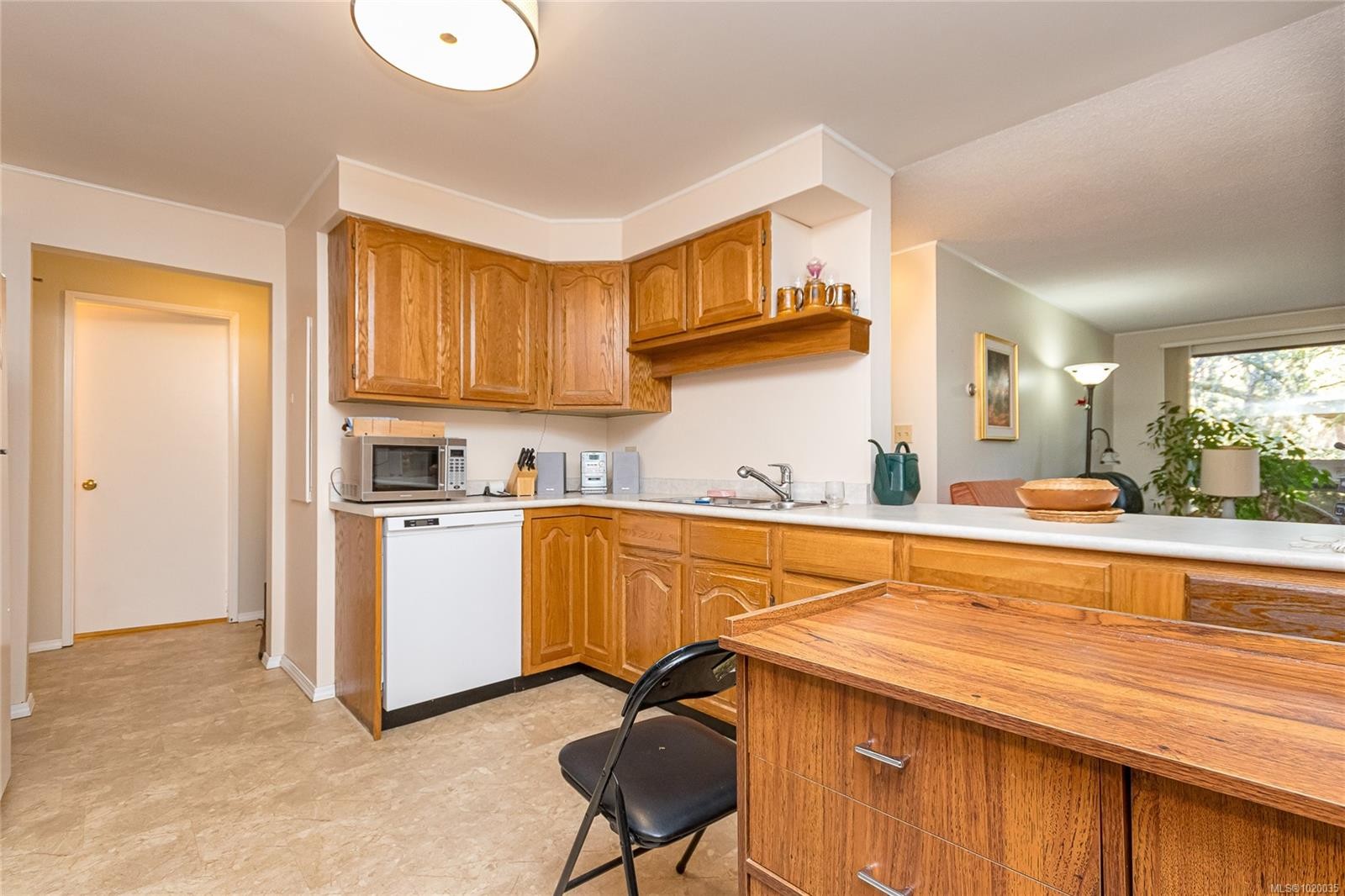 304-1106 Glenora Pl, Saanich, BC - Indoor Photo Showing Kitchen