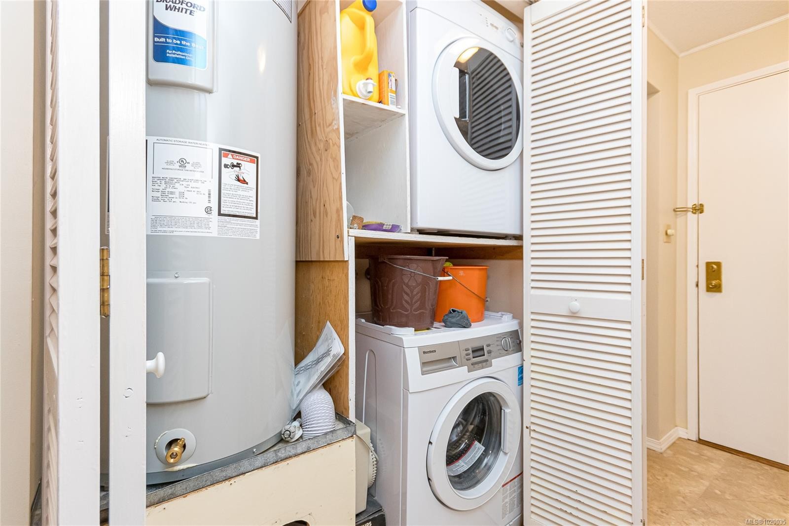 304-1106 Glenora Pl, Saanich, BC - Indoor Photo Showing Laundry Room
