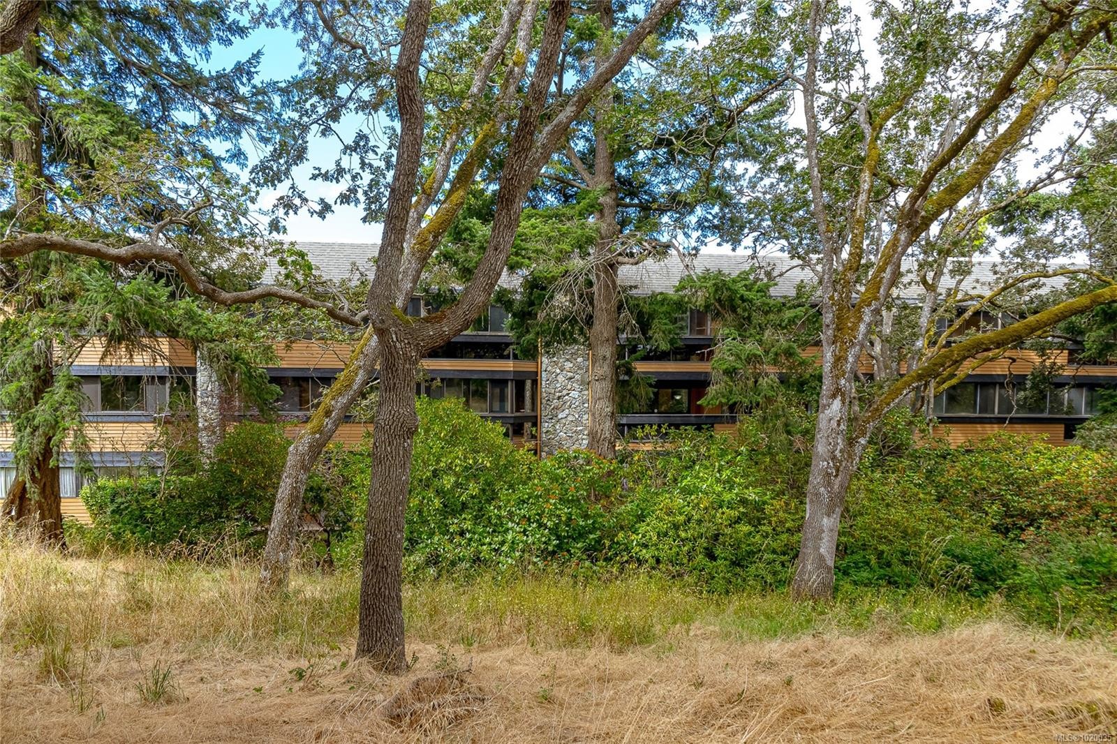 304-1106 Glenora Pl, Saanich, BC - Outdoor