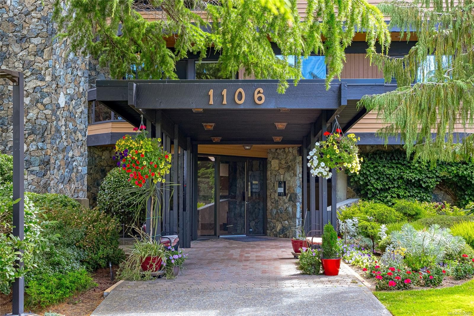 304-1106 Glenora Pl, Saanich, BC - Outdoor