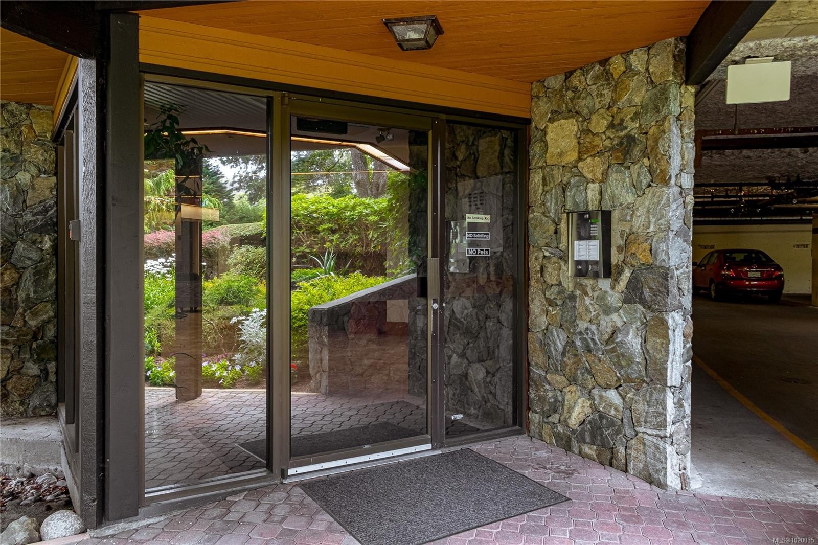 304-1106 Glenora Pl, Saanich, BC - Outdoor