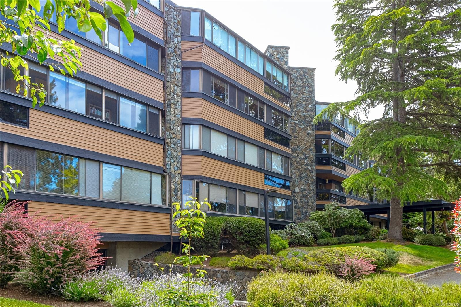 304-1106 Glenora Pl, Saanich, BC - Outdoor With Balcony