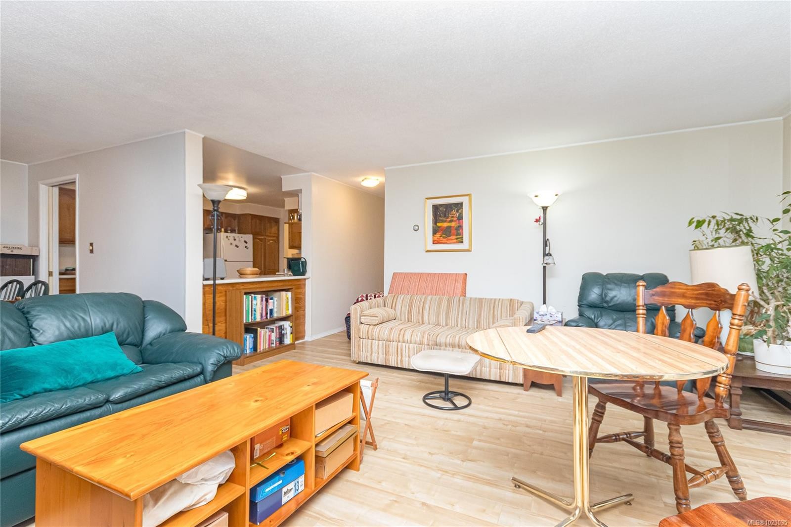 304-1106 Glenora Pl, Saanich, BC - Indoor Photo Showing Living Room