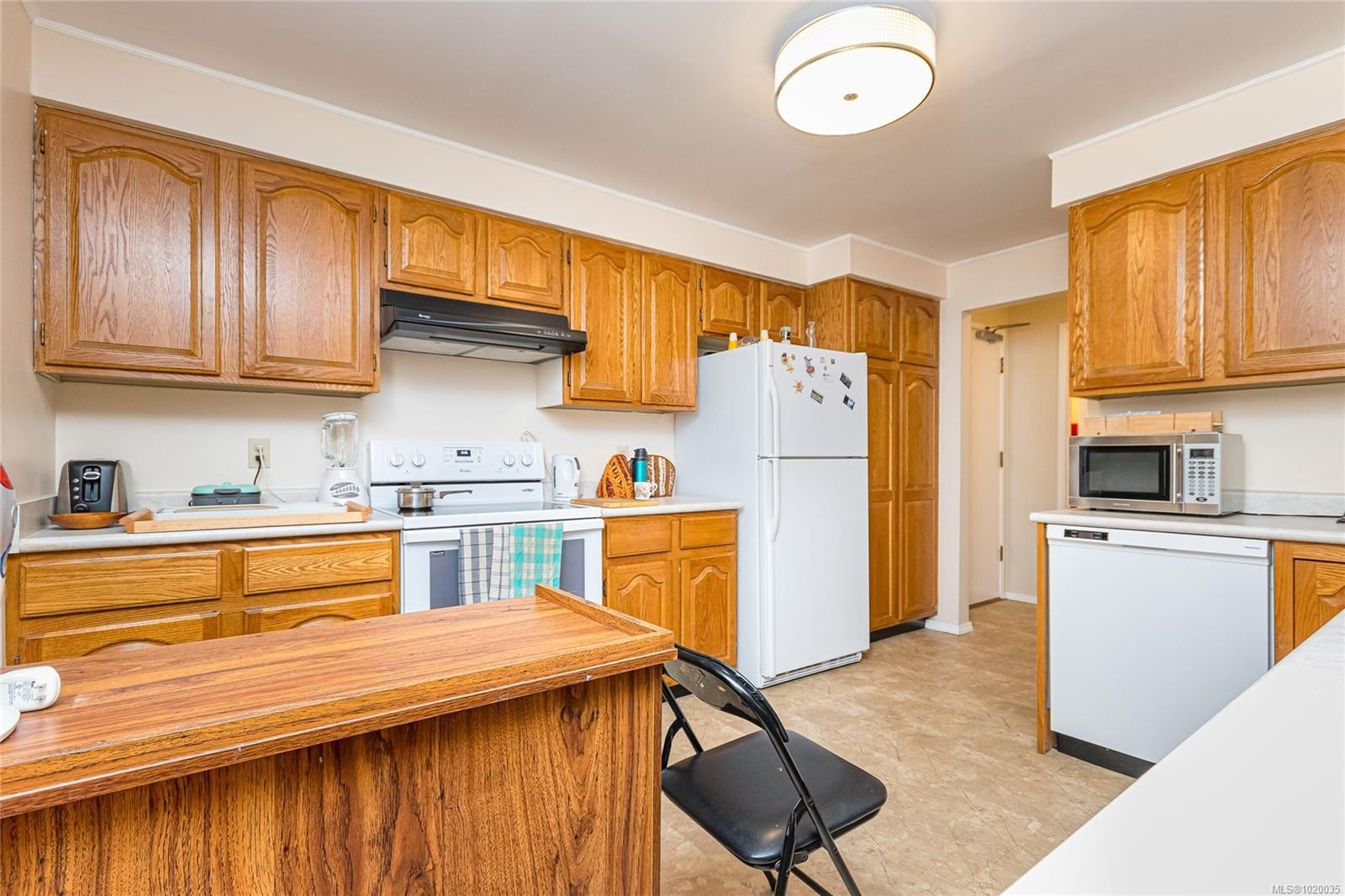 304-1106 Glenora Pl, Saanich, BC - Indoor Photo Showing Kitchen