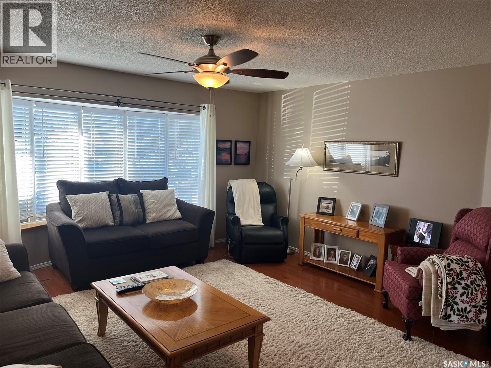 42 7Th Street Ne, Wadena, SK - Indoor Photo Showing Living Room