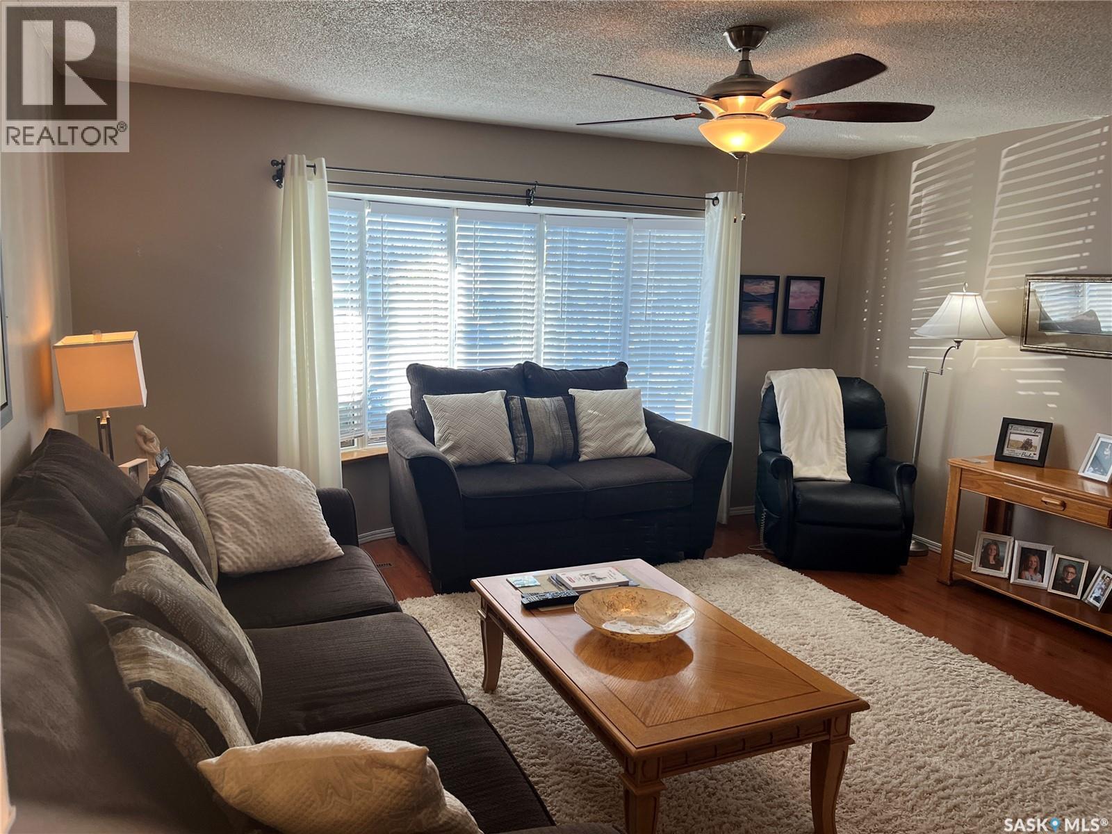 42 7Th Street Ne, Wadena, SK - Indoor Photo Showing Living Room