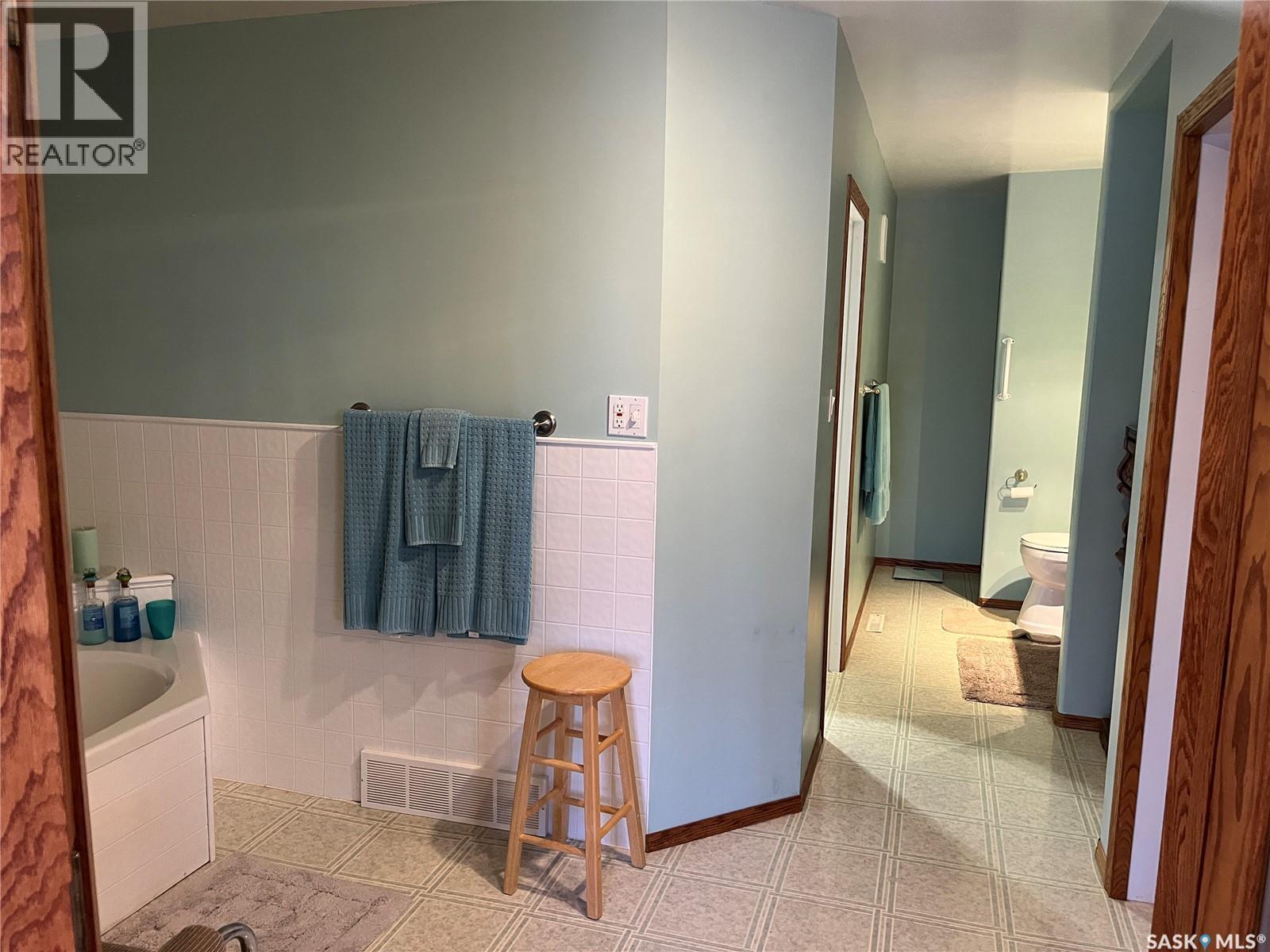 42 7Th Street Ne, Wadena, SK - Indoor Photo Showing Bathroom