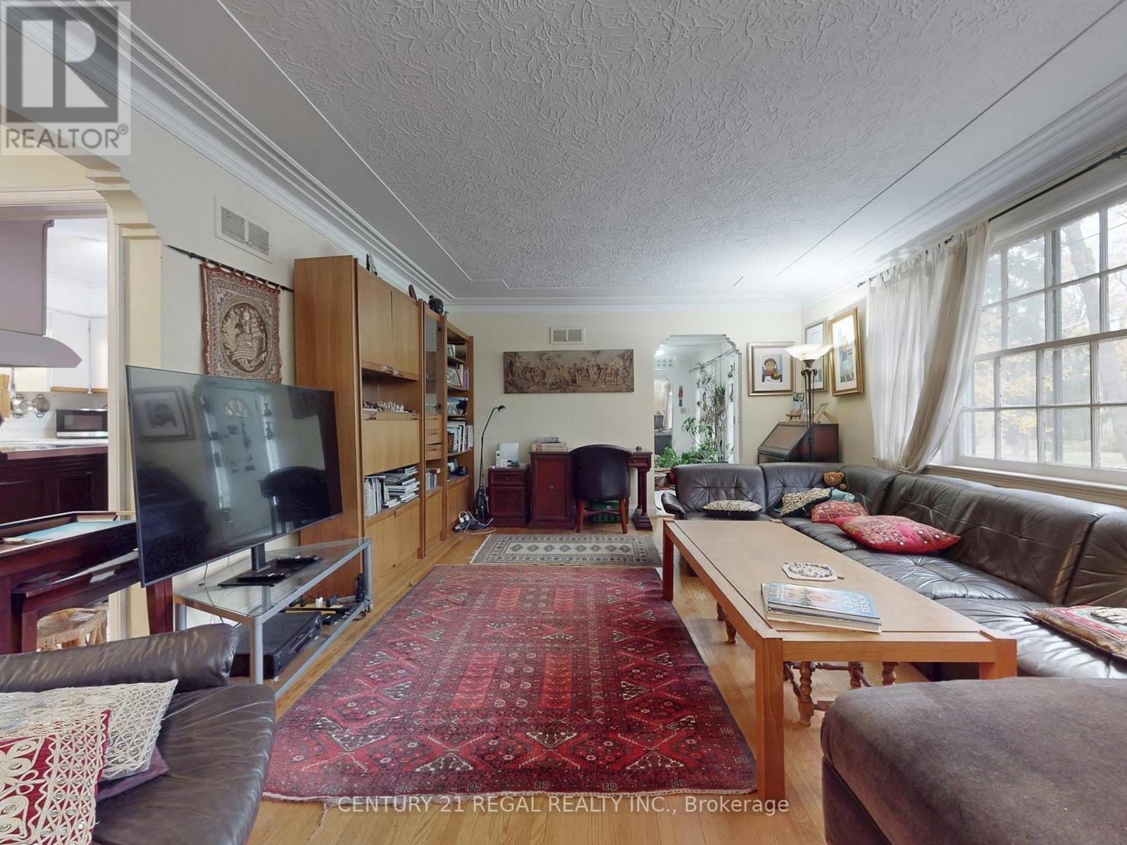 20 West Hill Drive, Toronto, ON - Indoor Photo Showing Living Room