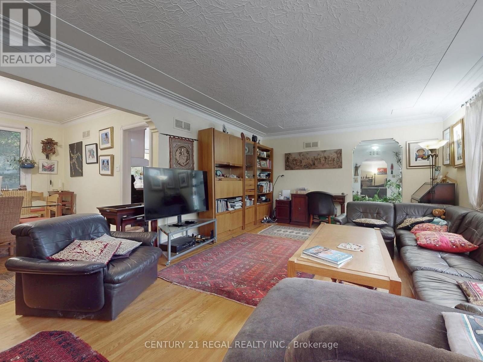 20 West Hill Drive, Toronto, ON - Indoor Photo Showing Living Room