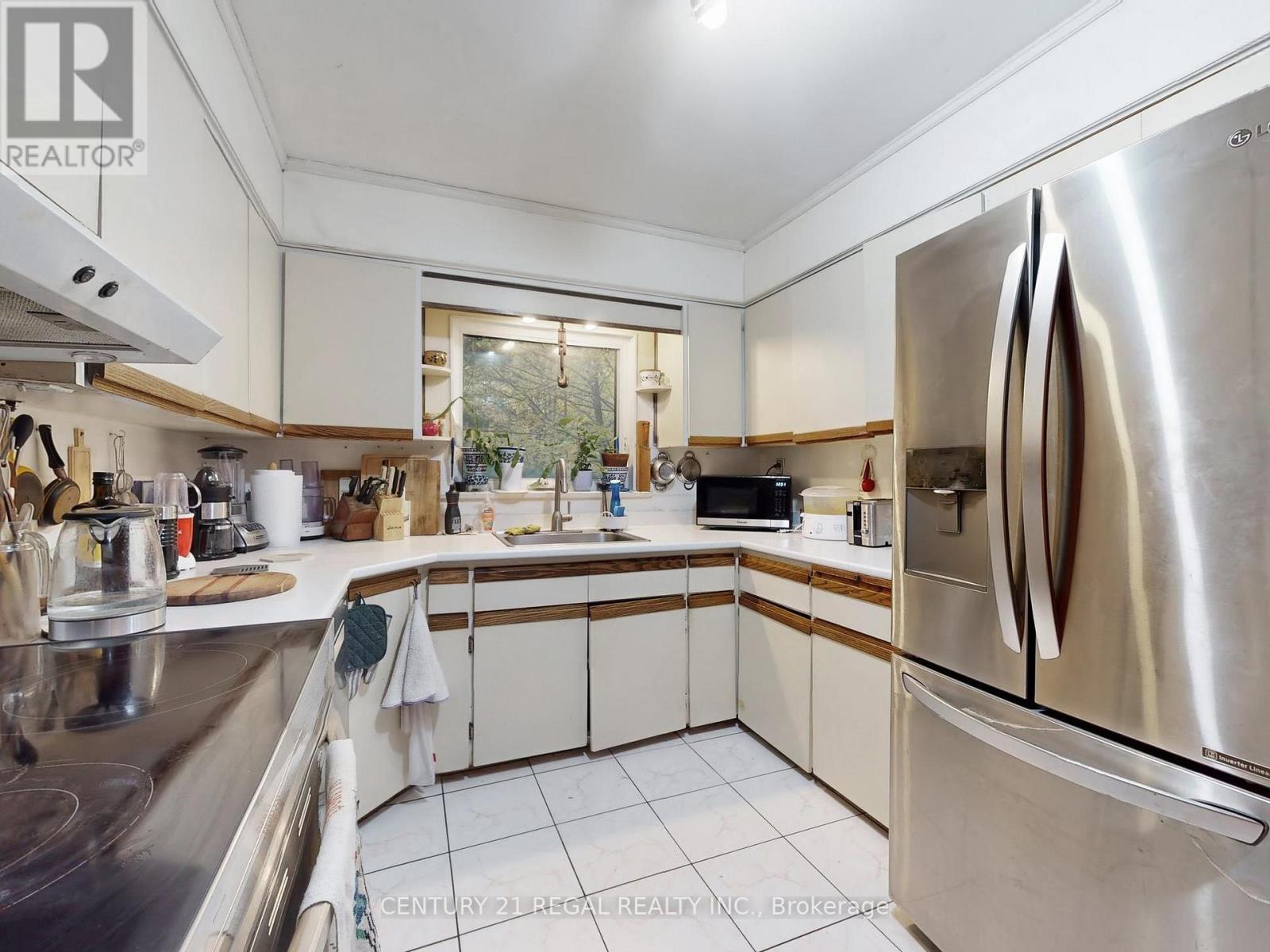 20 West Hill Drive, Toronto, ON - Indoor Photo Showing Kitchen