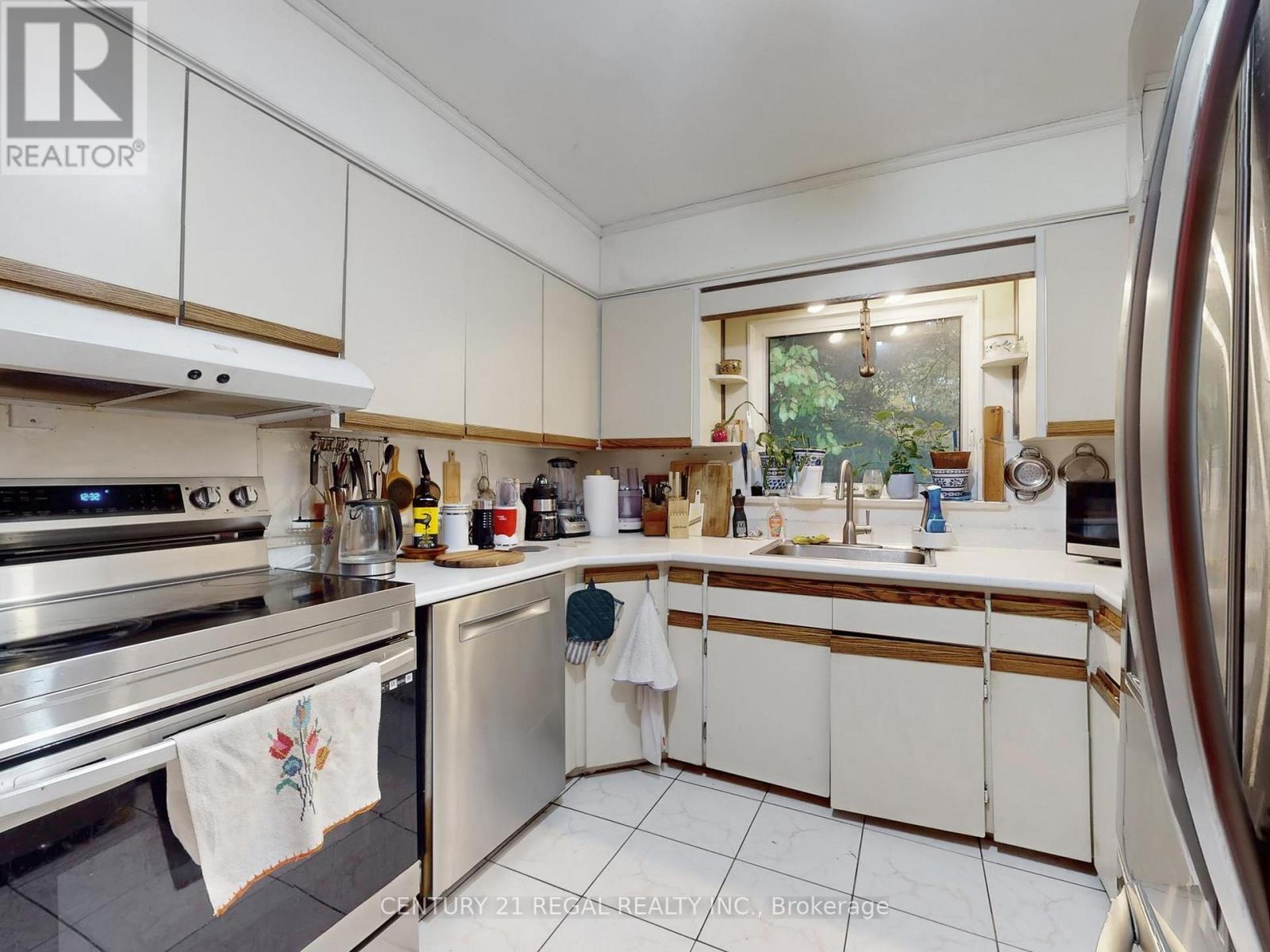 20 West Hill Drive, Toronto, ON - Indoor Photo Showing Kitchen