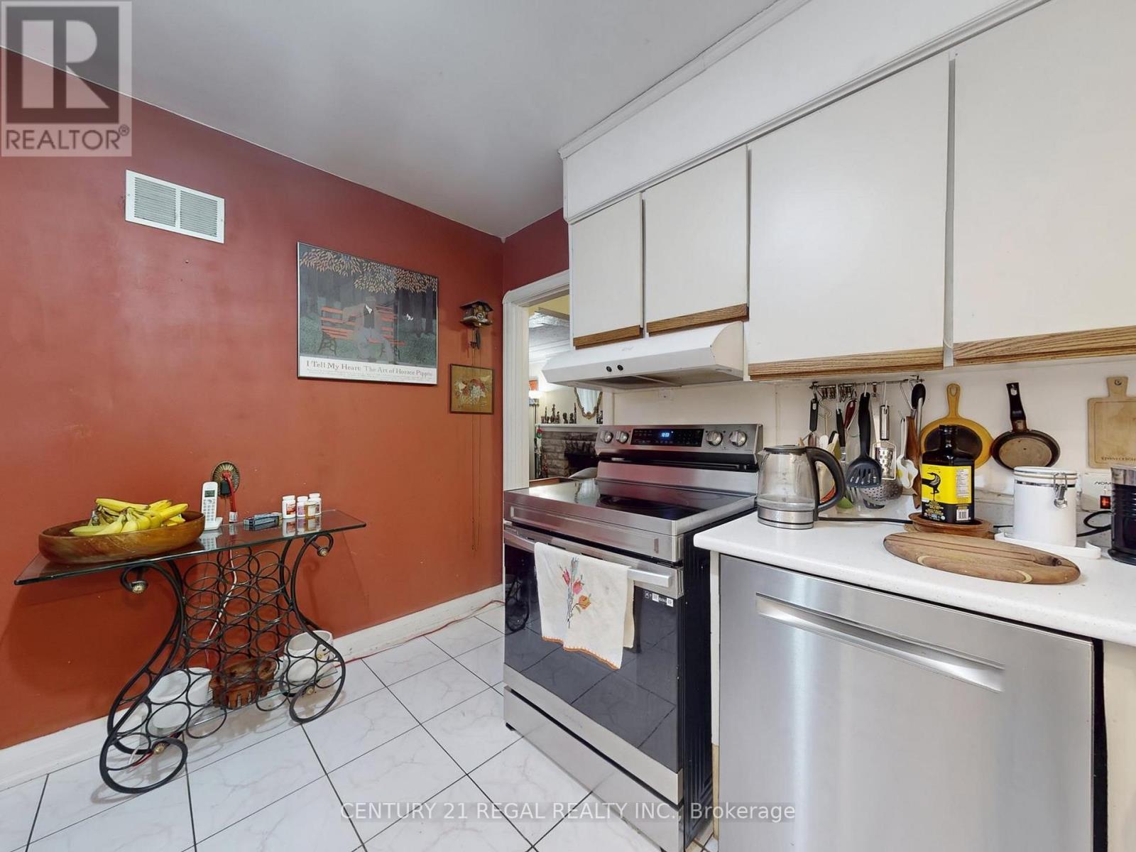 20 West Hill Drive, Toronto, ON - Indoor Photo Showing Kitchen