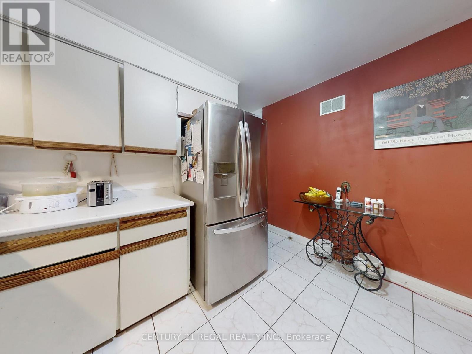 20 West Hill Drive, Toronto, ON - Indoor Photo Showing Kitchen