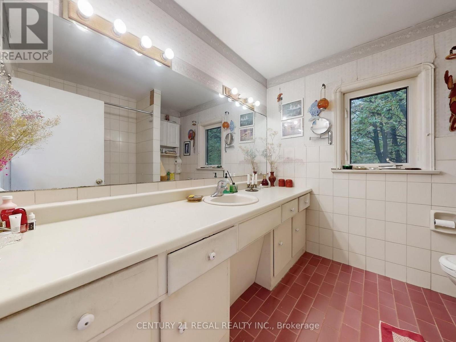 20 West Hill Drive, Toronto, ON - Indoor Photo Showing Bathroom