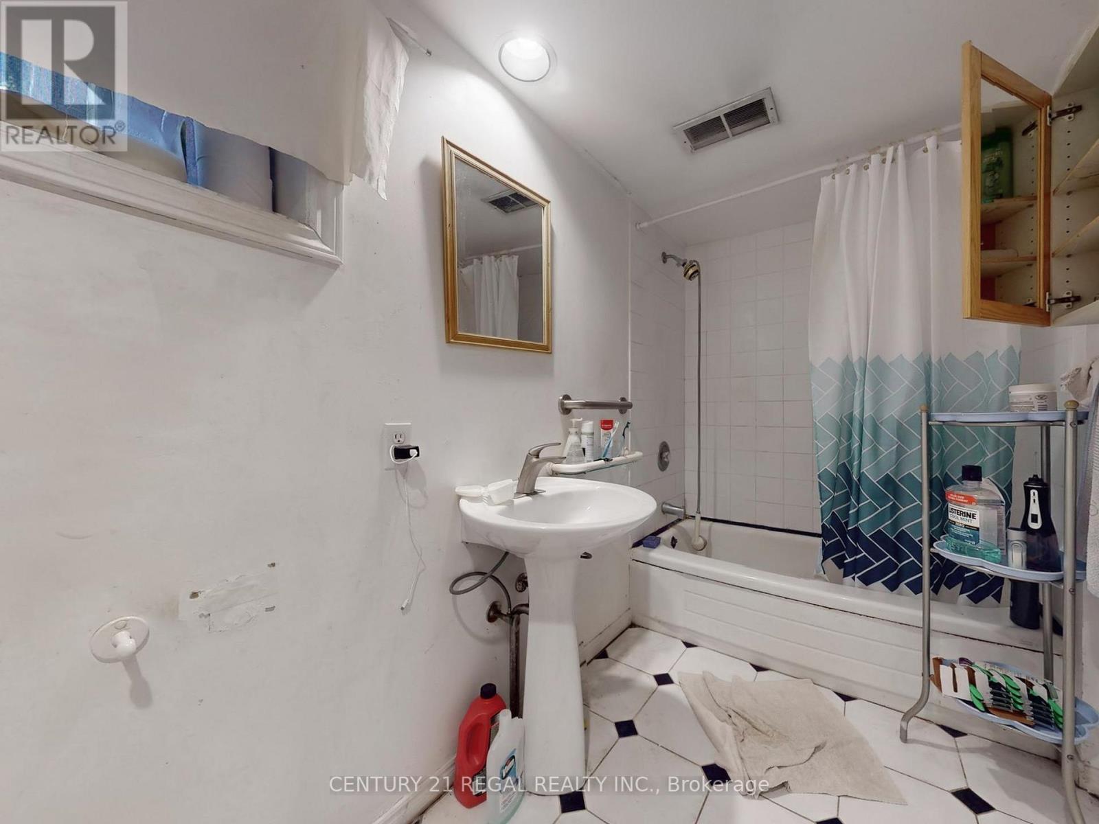 20 West Hill Drive, Toronto, ON - Indoor Photo Showing Bathroom