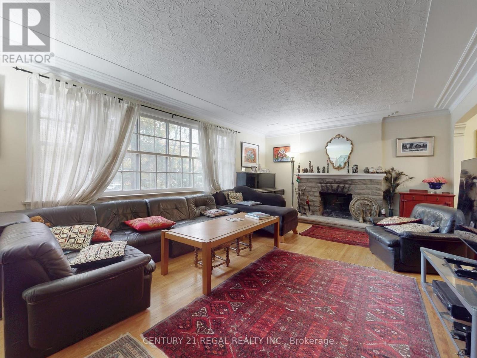 20 West Hill Drive, Toronto, ON - Indoor Photo Showing Living Room