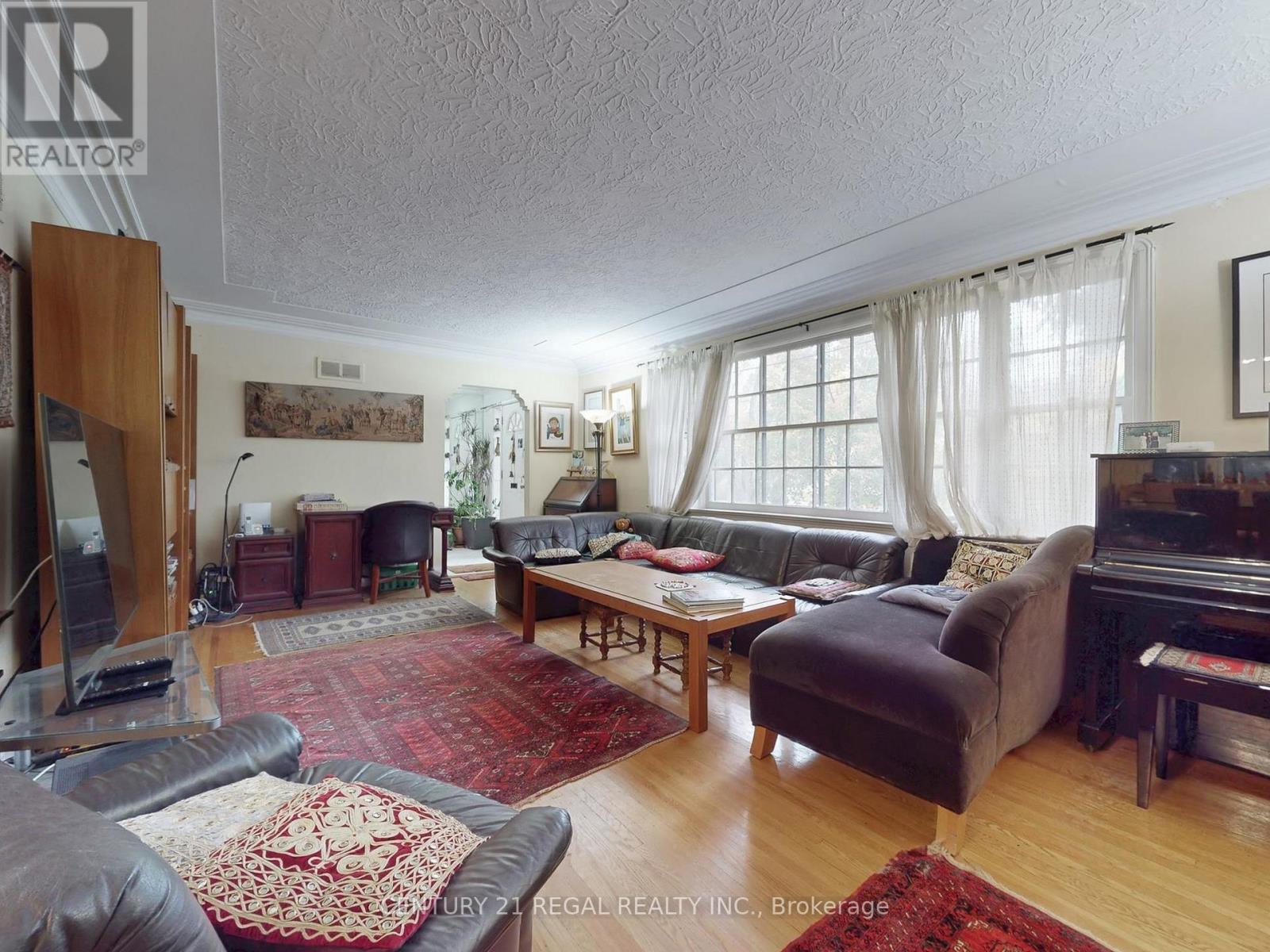 20 West Hill Drive, Toronto, ON - Indoor Photo Showing Living Room