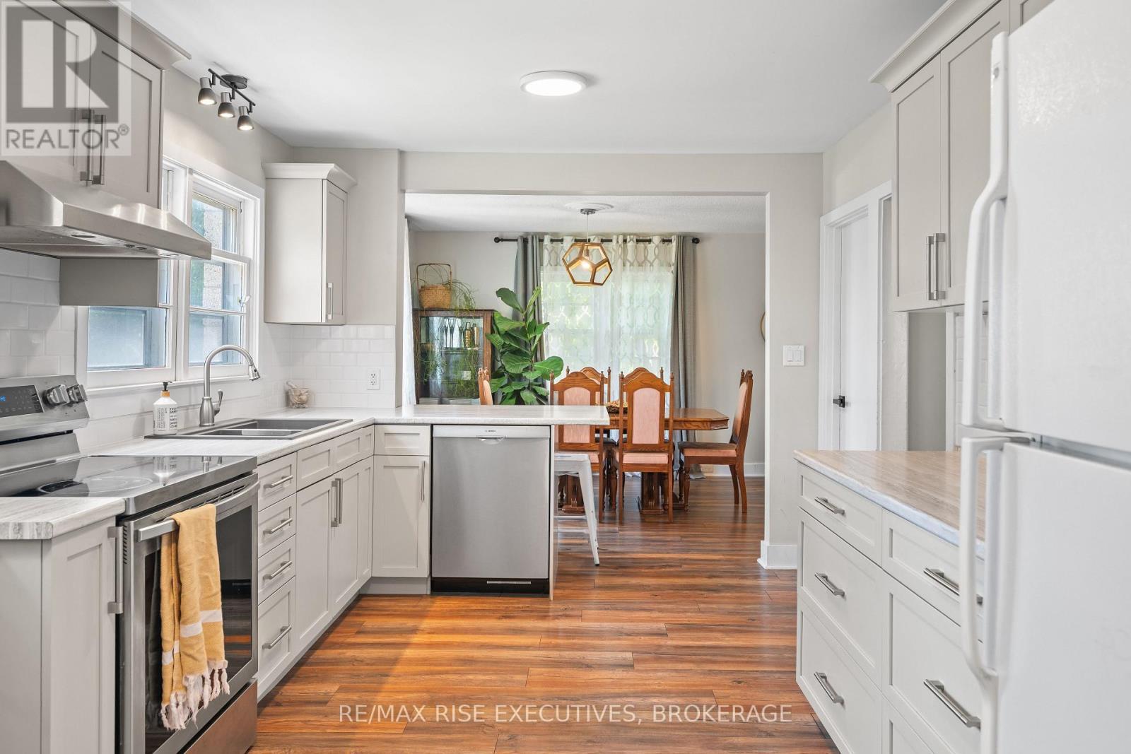 320 Dundas Street W, Greater Napanee (Greater Napanee), ON - Indoor Photo Showing Kitchen With Upgraded Kitchen