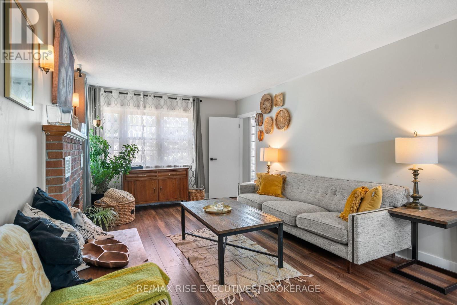 320 Dundas Street W, Greater Napanee (Greater Napanee), ON - Indoor Photo Showing Living Room