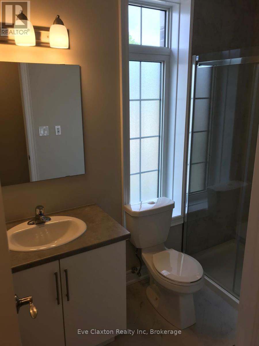 209 - 333 Gosling Gardens, Guelph (Clairfields/Hanlon Business Park), ON - Indoor Photo Showing Bathroom