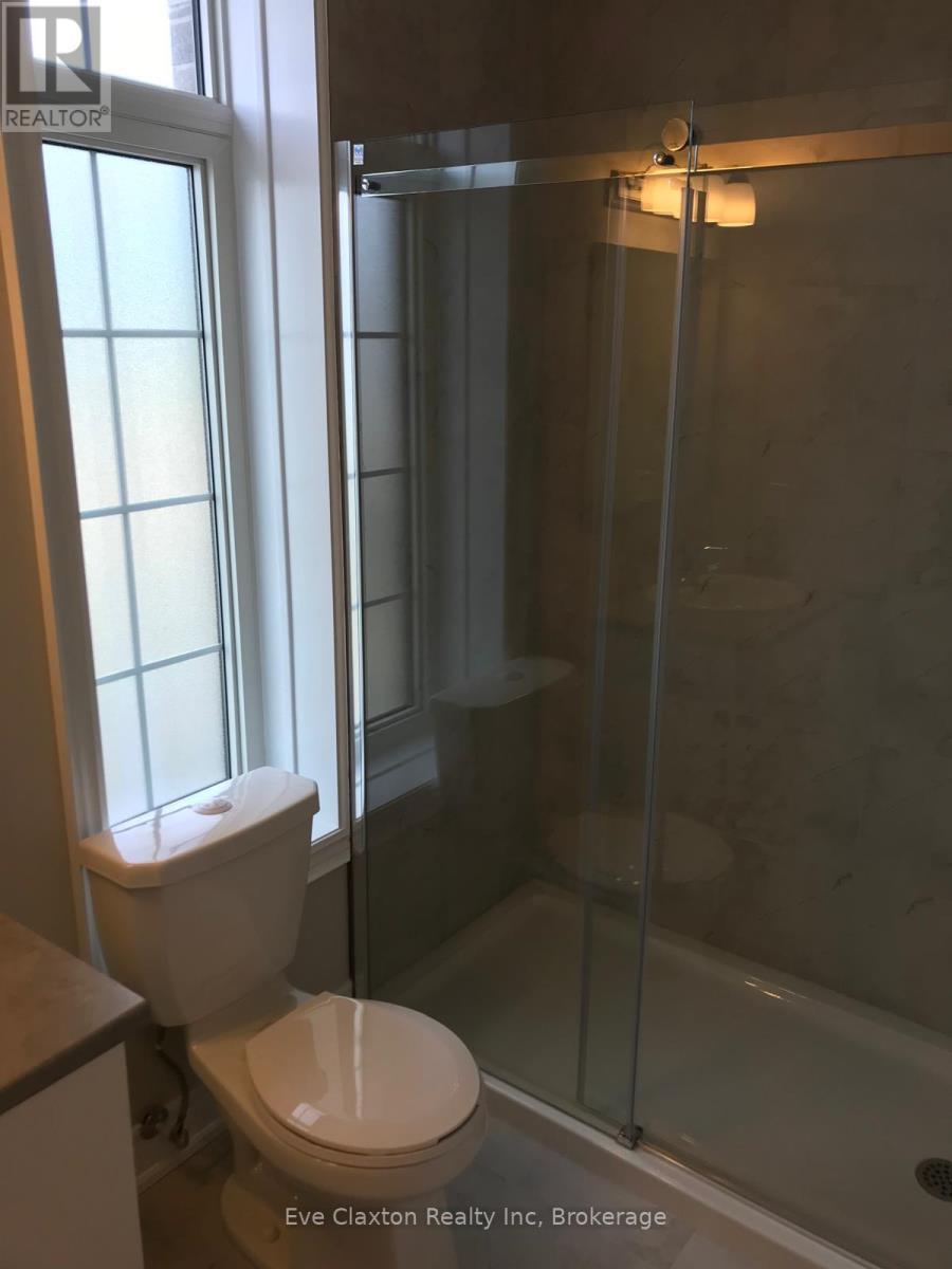 209 - 333 Gosling Gardens, Guelph (Clairfields/Hanlon Business Park), ON - Indoor Photo Showing Bathroom