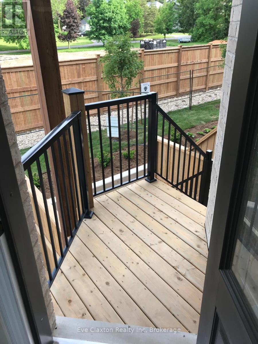 209 - 333 Gosling Gardens, Guelph (Clairfields/Hanlon Business Park), ON - Outdoor With Exterior