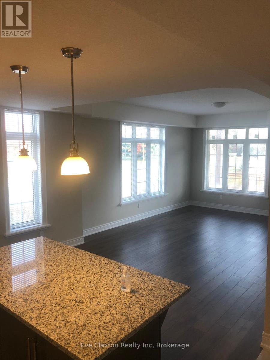 209 - 333 Gosling Gardens, Guelph (Clairfields/Hanlon Business Park), ON - Indoor