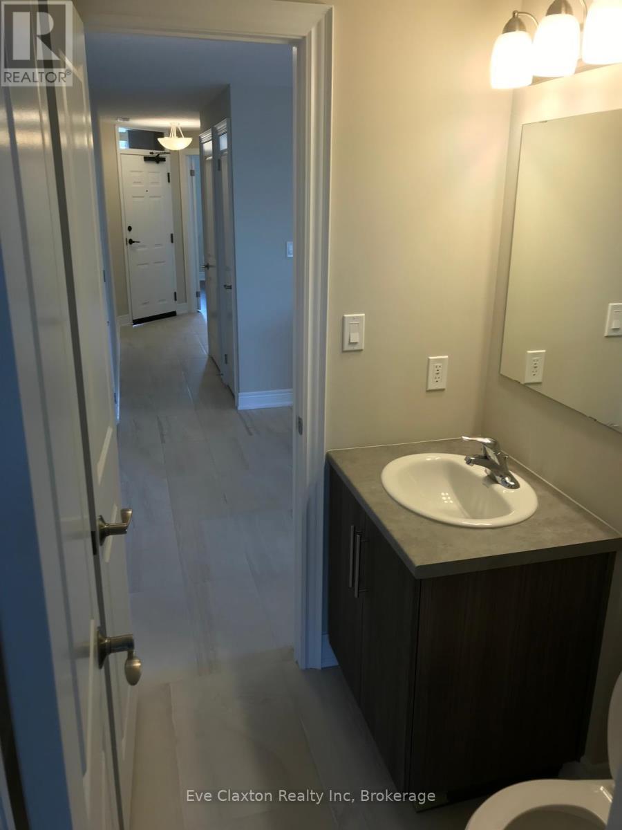 209 - 333 Gosling Gardens, Guelph (Clairfields/Hanlon Business Park), ON - Indoor Photo Showing Bathroom