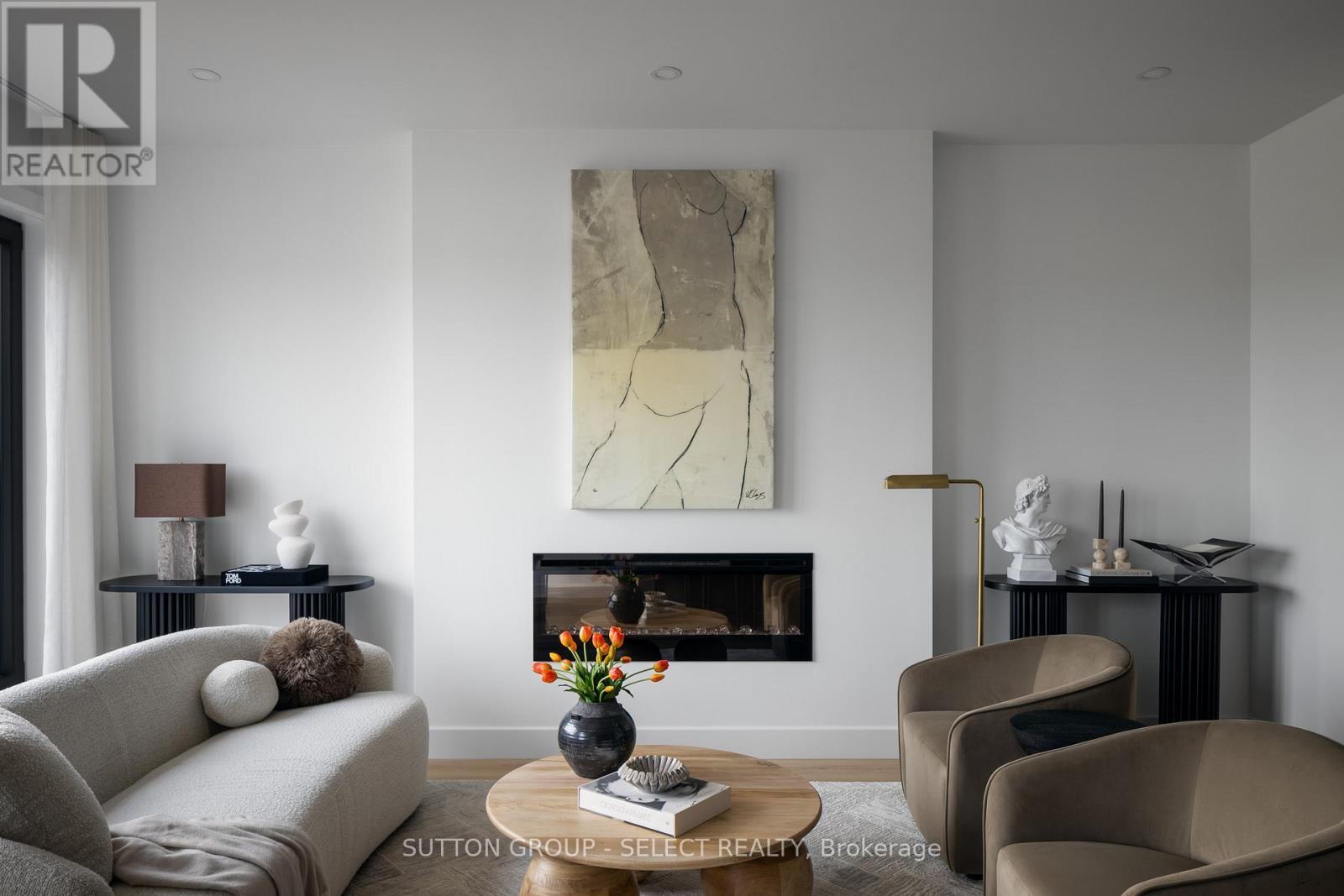 15 Optimist Drive, Southwold, ON - Indoor Photo Showing Living Room With Fireplace