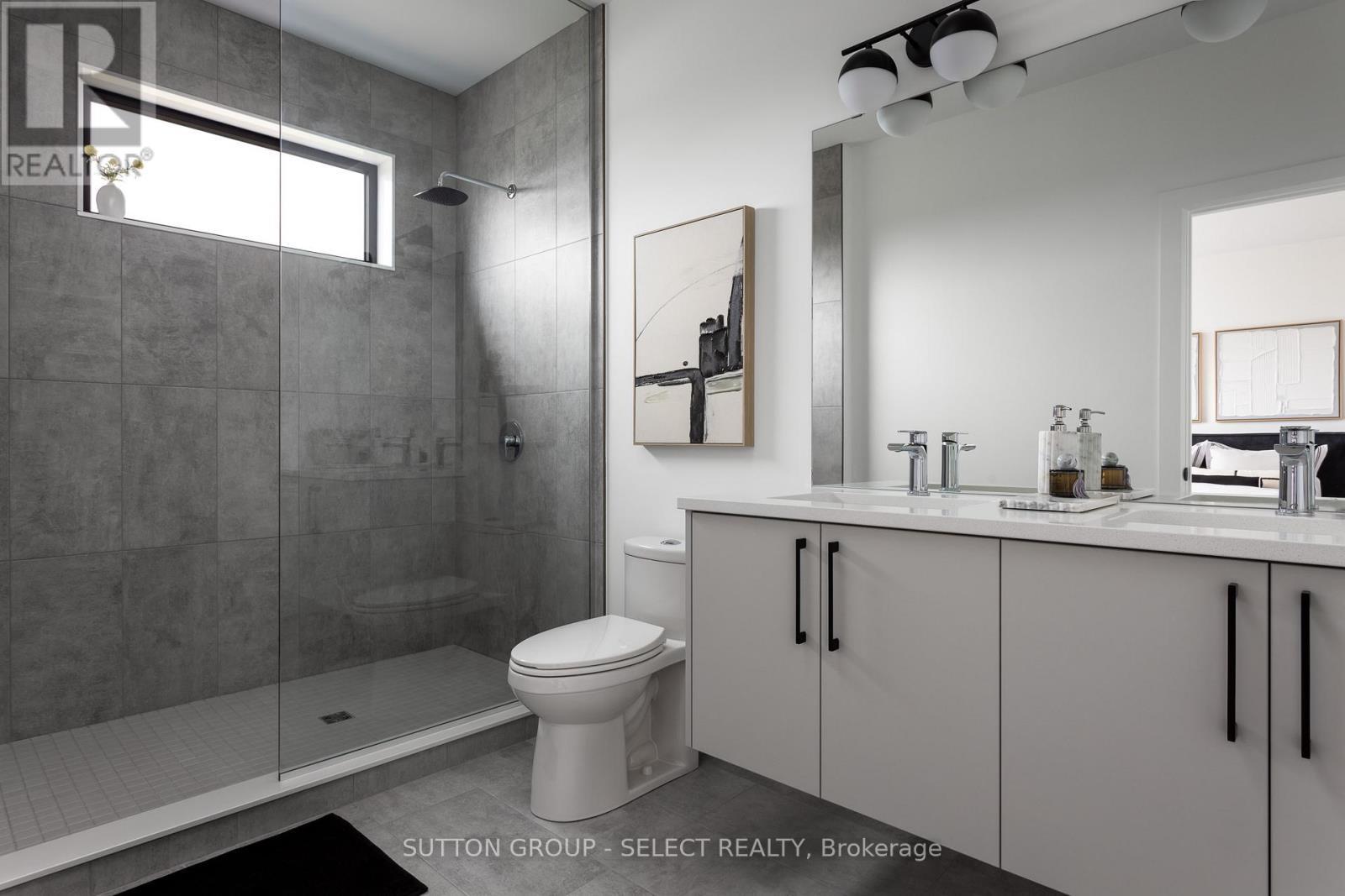 15 Optimist Drive, Southwold, ON - Indoor Photo Showing Bathroom