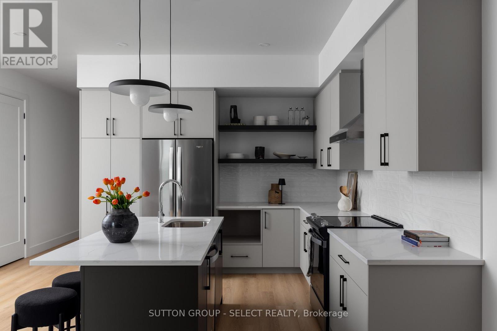 15 Optimist Drive, Southwold, ON - Indoor Photo Showing Kitchen With Upgraded Kitchen
