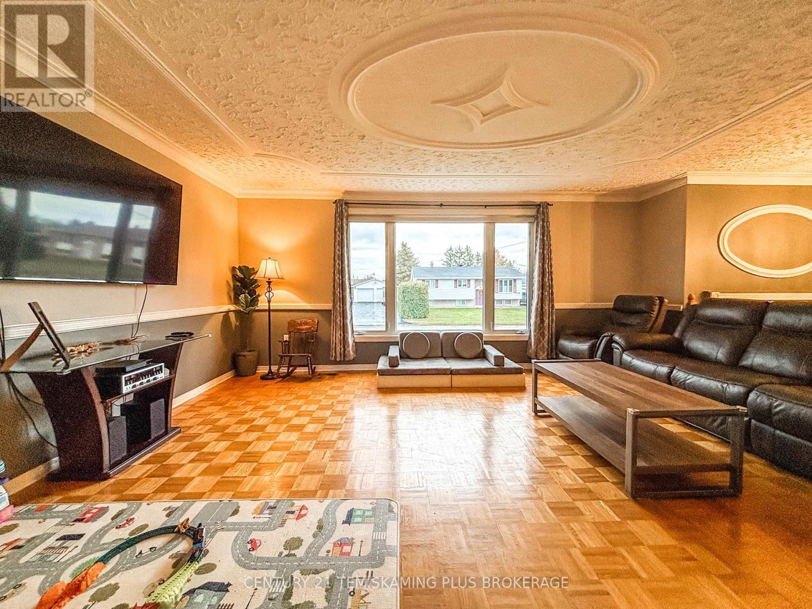 278 Laurette Street, Temiskaming Shores (New Liskeard), ON - Indoor Photo Showing Living Room