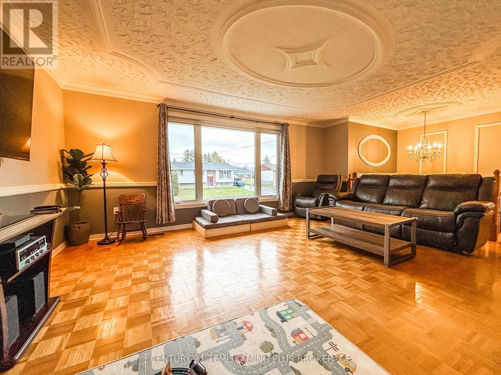278 Laurette Street, Temiskaming Shores (New Liskeard), ON - Indoor Photo Showing Living Room